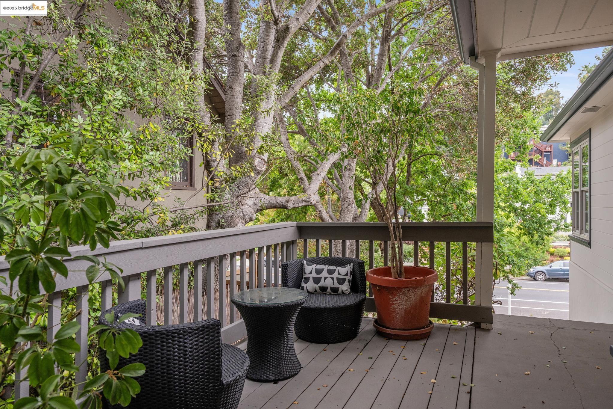 Detail Gallery Image 5 of 51 For 679 Mandana Blvd, Oakland,  CA 94610 - 3 Beds | 2 Baths