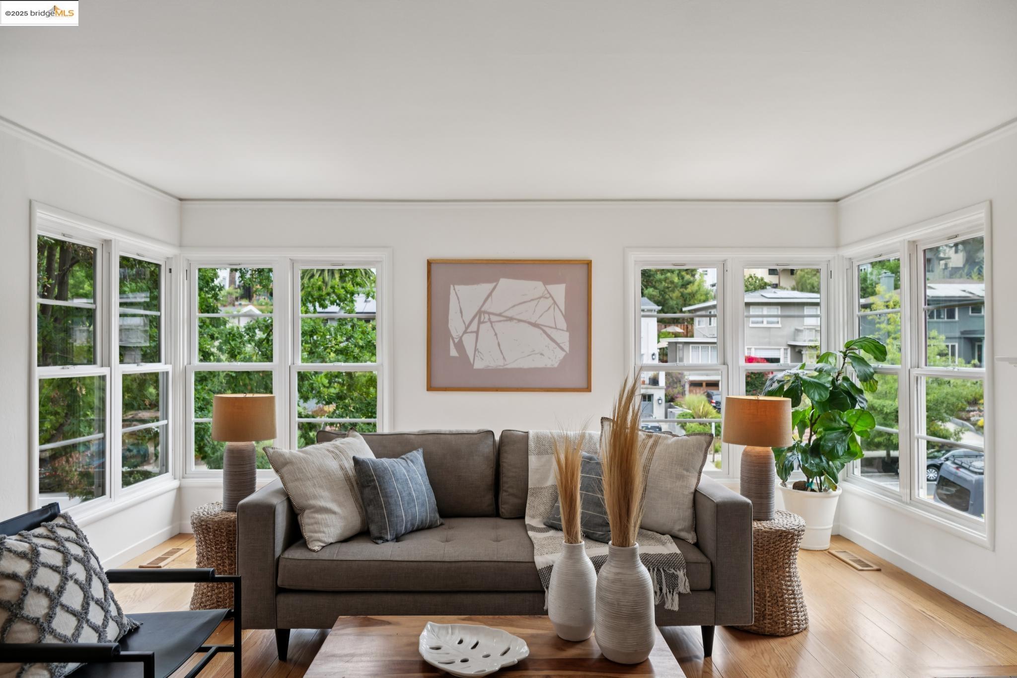 Detail Gallery Image 8 of 51 For 679 Mandana Blvd, Oakland,  CA 94610 - 3 Beds | 2 Baths