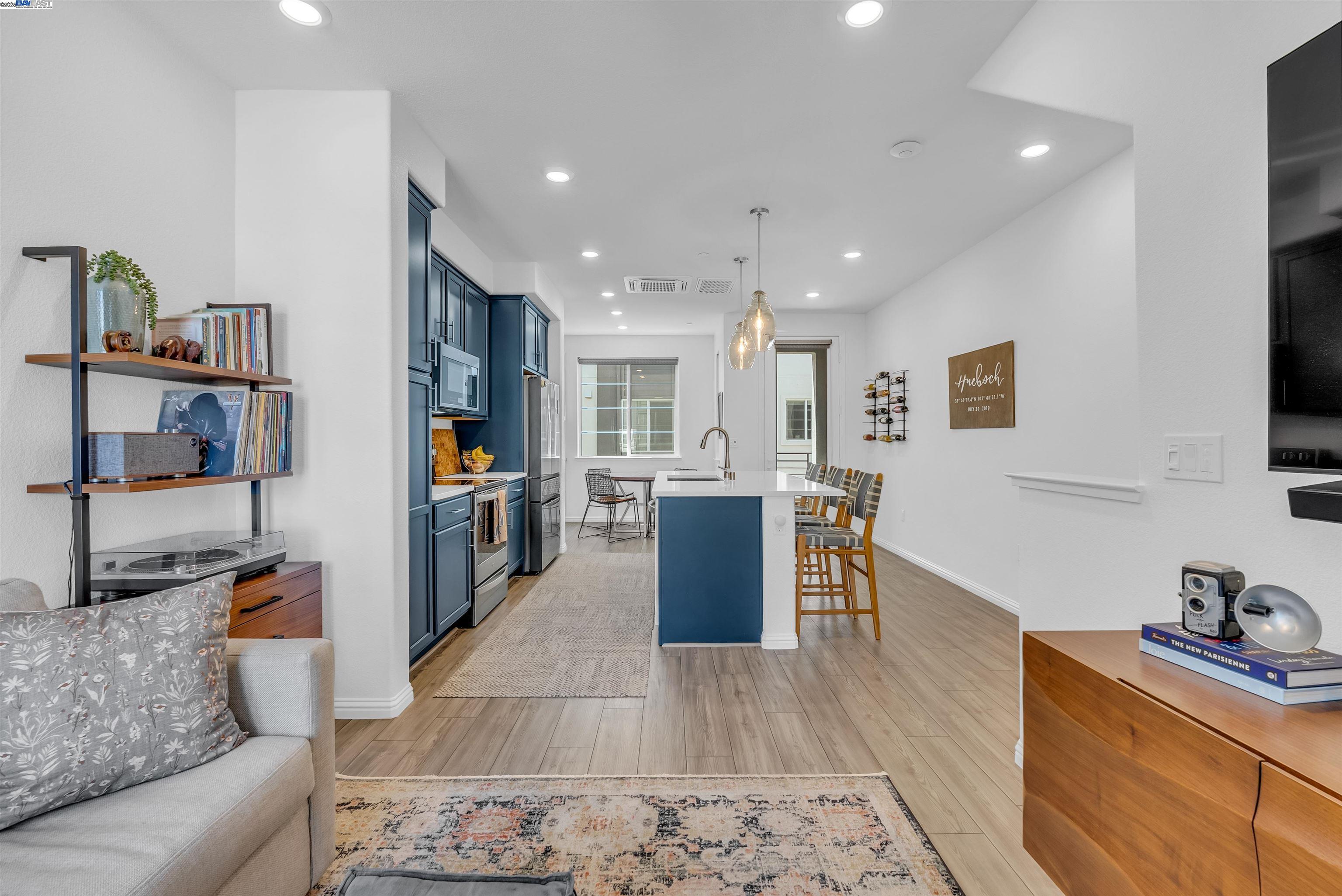 Detail Gallery Image 12 of 32 For 2866 Crusader St, Alameda,  CA 94501 - 2 Beds | 1/1 Baths