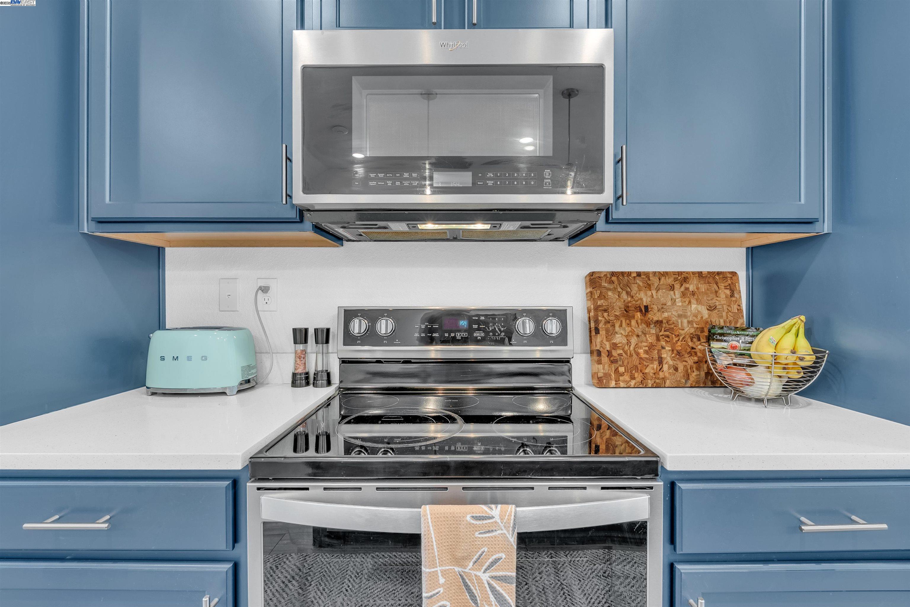 Detail Gallery Image 8 of 32 For 2866 Crusader St, Alameda,  CA 94501 - 2 Beds | 1/1 Baths