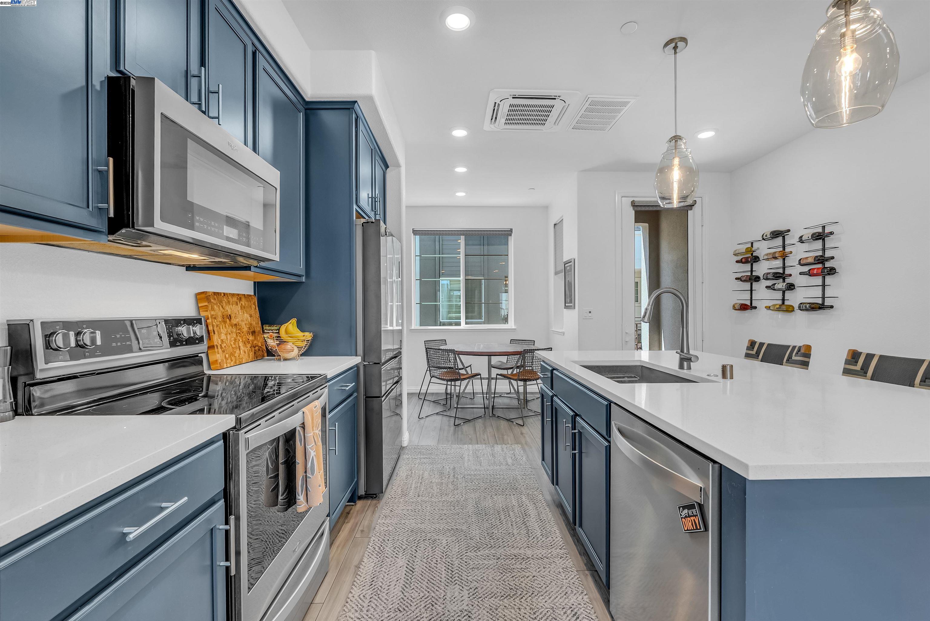 Detail Gallery Image 9 of 32 For 2866 Crusader St, Alameda,  CA 94501 - 2 Beds | 1/1 Baths