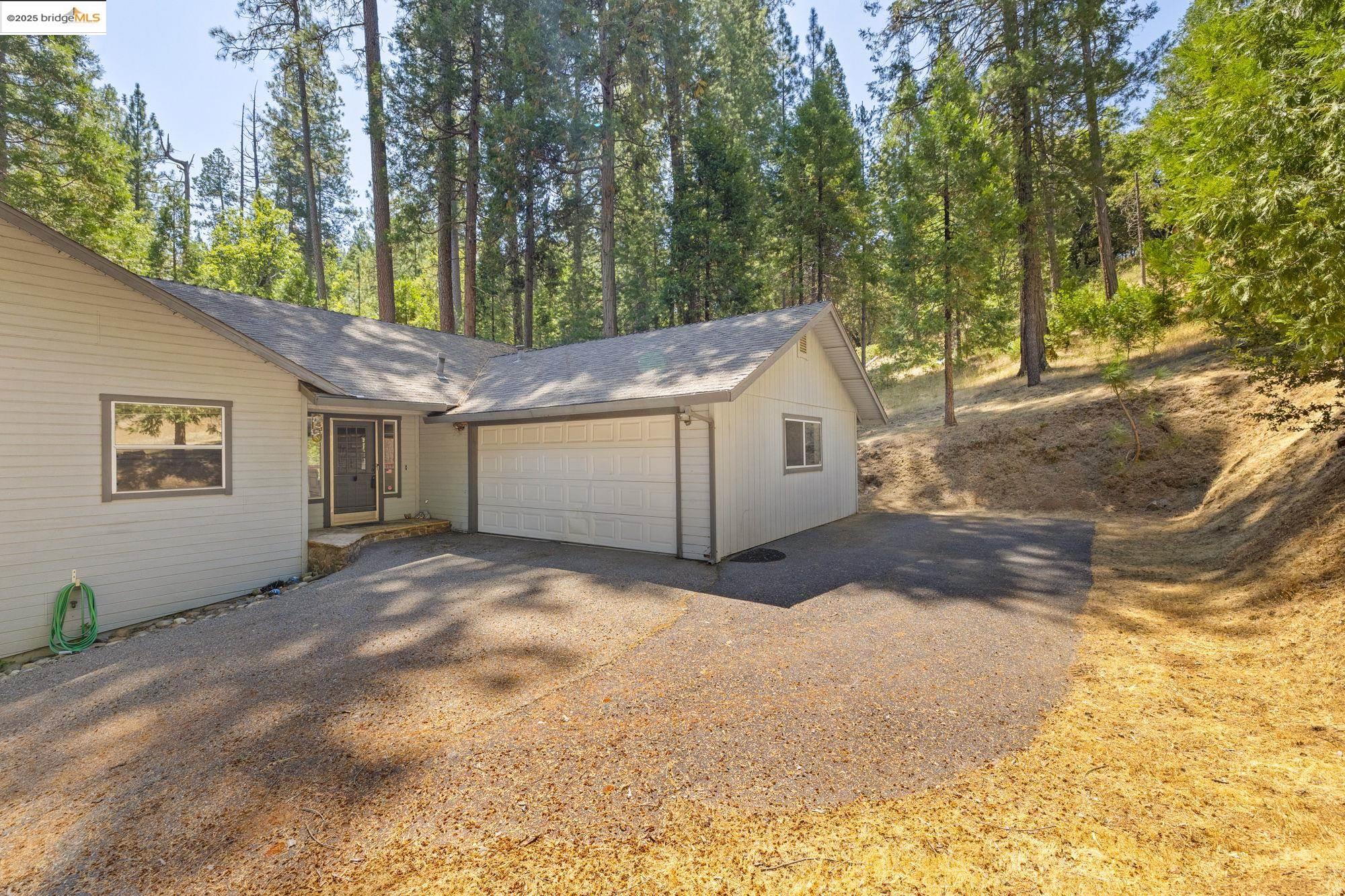 Detail Gallery Image 3 of 45 For 20055 Pine Mountain Drive, Groveland,  CA 95321 - 3 Beds | 2 Baths