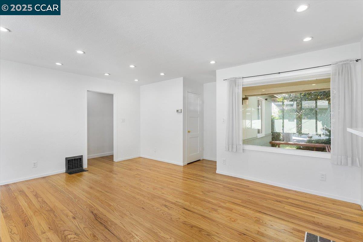 Detail Gallery Image 12 of 39 For 16080 via Del Sol, San Lorenzo,  CA 94580 - 3 Beds | 2 Baths