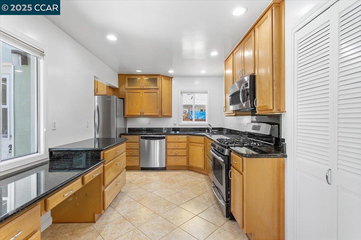 Detail Gallery Image 15 of 39 For 16080 via Del Sol, San Lorenzo,  CA 94580 - 3 Beds | 2 Baths