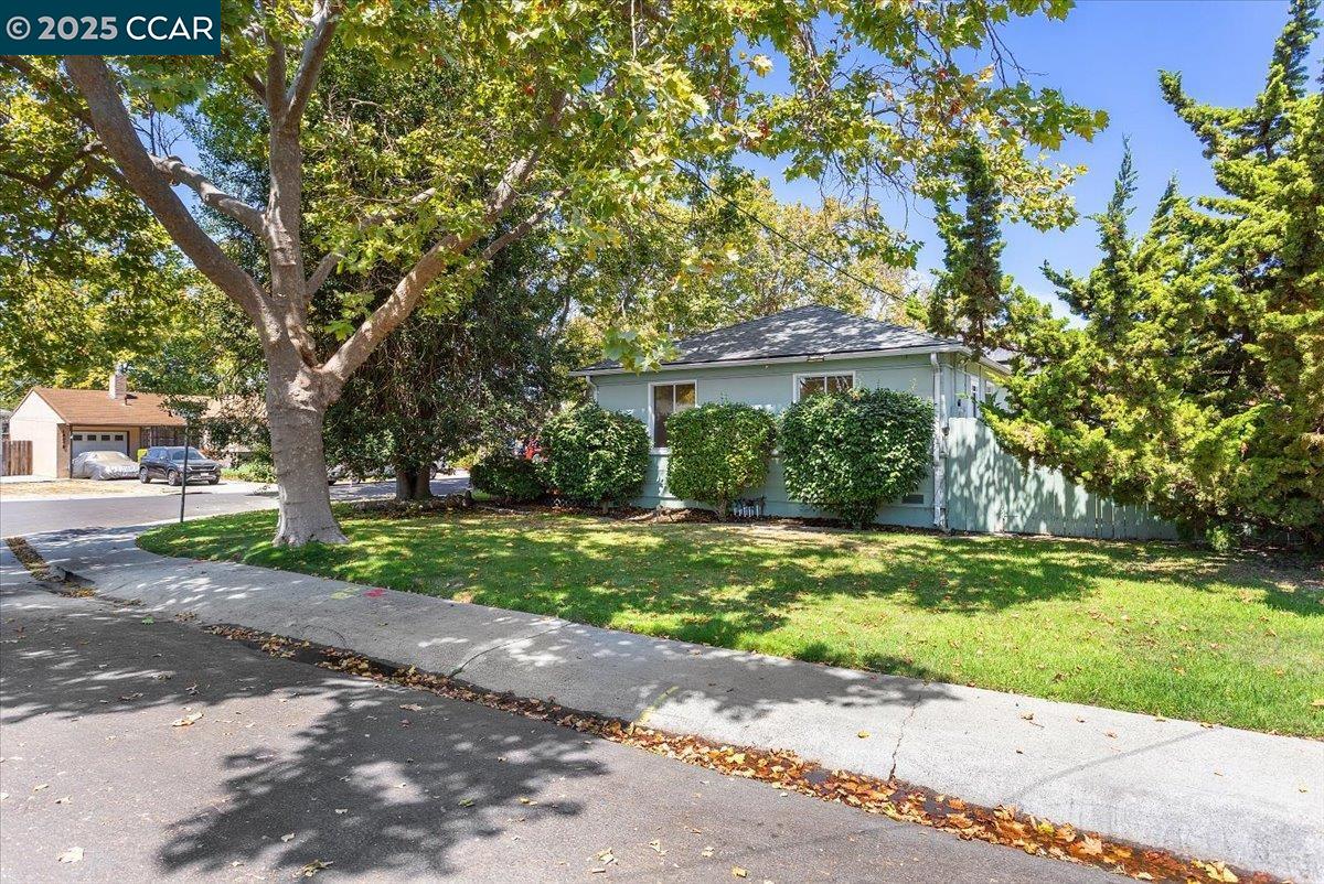 Detail Gallery Image 6 of 39 For 16080 via Del Sol, San Lorenzo,  CA 94580 - 3 Beds | 2 Baths