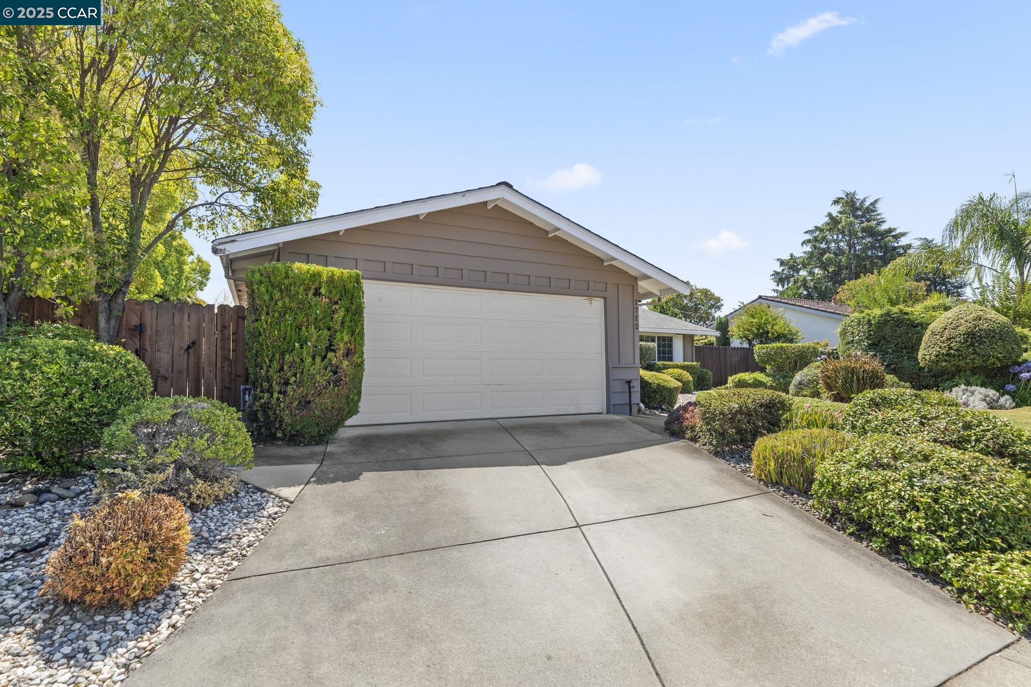 Detail Gallery Image 3 of 49 For 1712 Pepperwood Ct, Concord,  CA 94521 - 3 Beds | 2 Baths