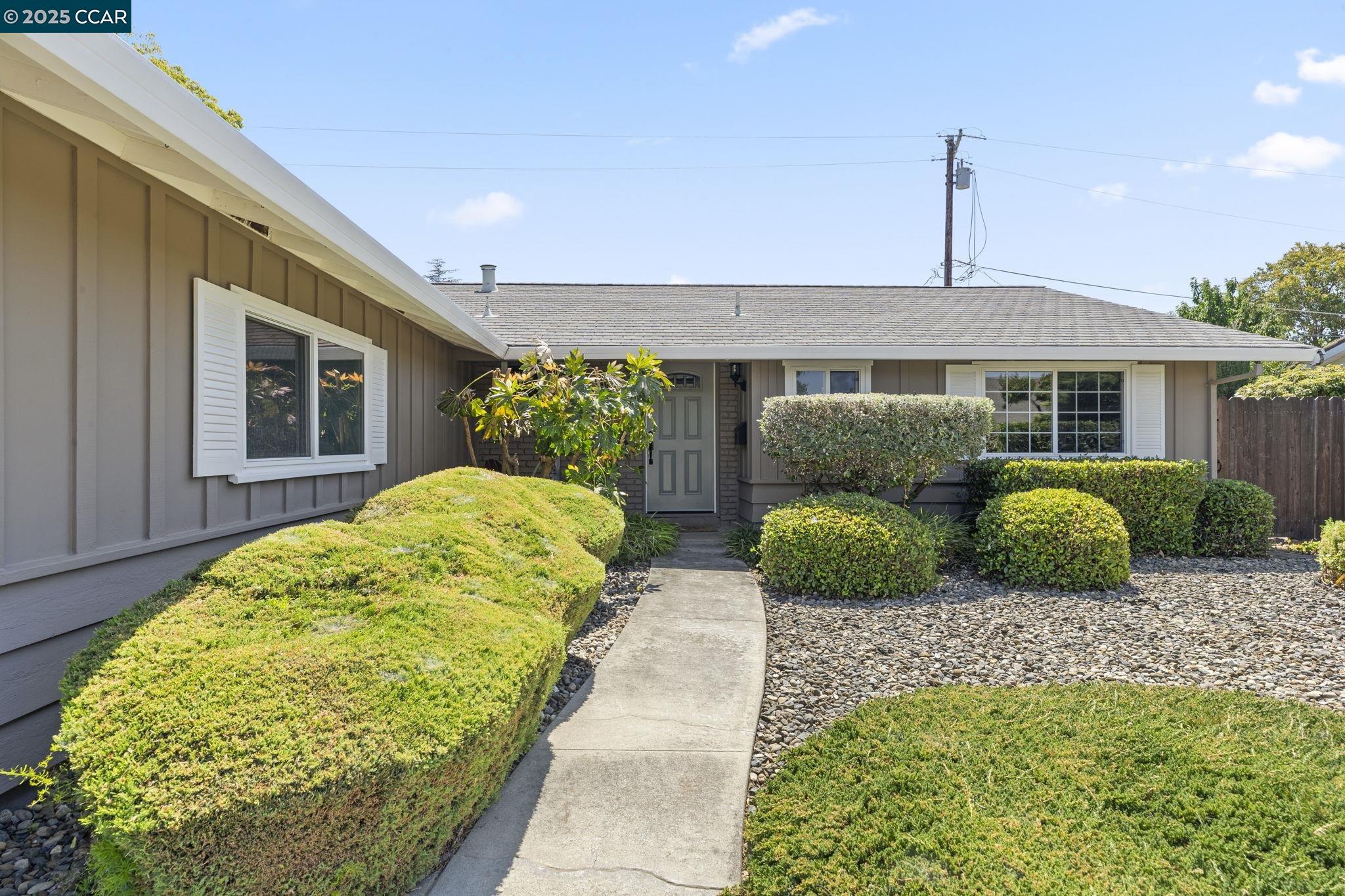 Detail Gallery Image 4 of 49 For 1712 Pepperwood Ct, Concord,  CA 94521 - 3 Beds | 2 Baths