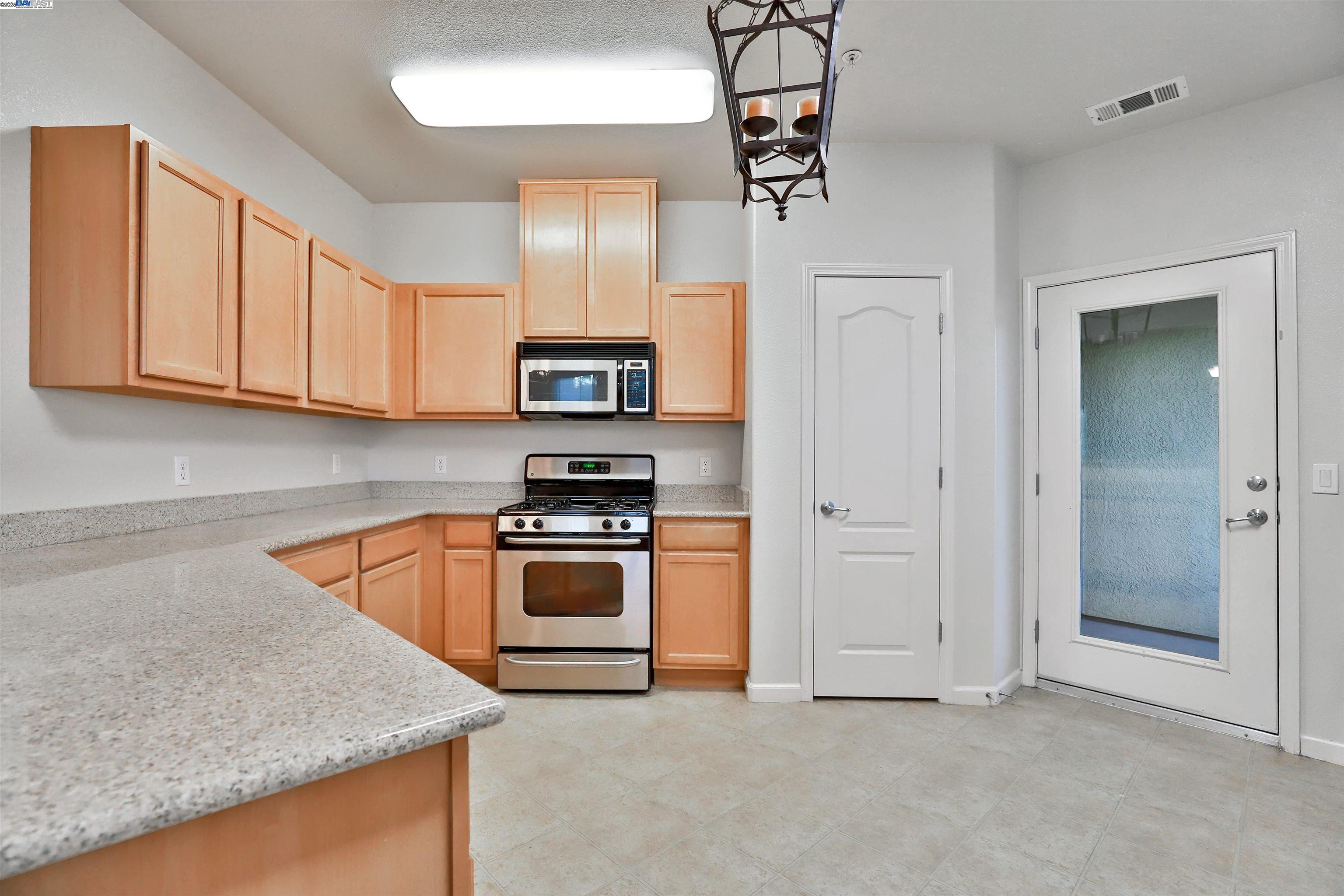 Detail Gallery Image 15 of 37 For 216 Vessona Cir, Folsom,  CA 95630 - 2 Beds | 2 Baths