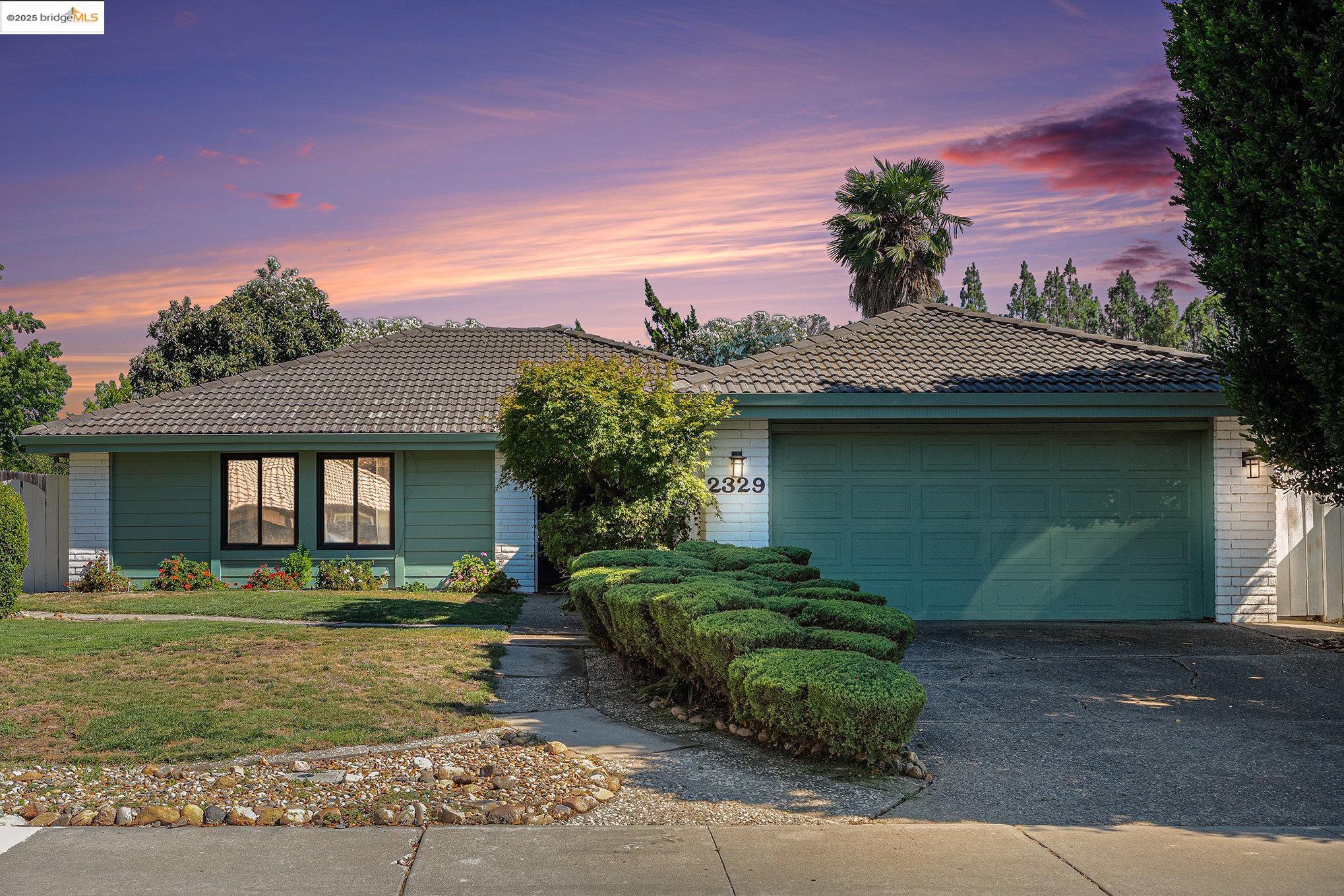 Detail Gallery Image 1 of 17 For 2329 Lido Cir, Stockton,  CA 95207 - 3 Beds | 2 Baths