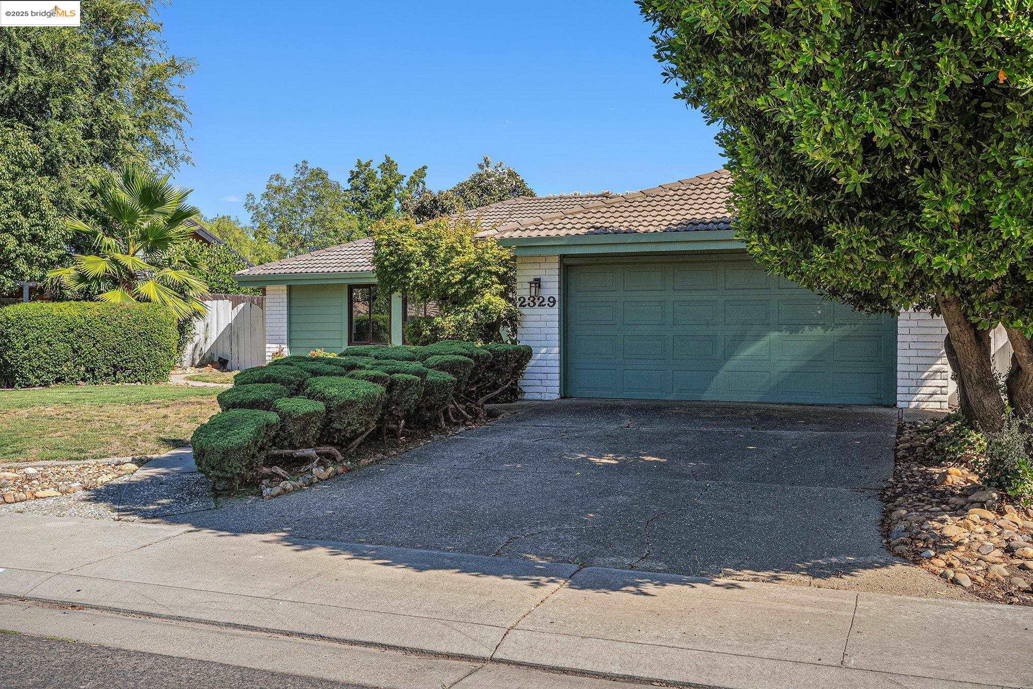 Detail Gallery Image 2 of 17 For 2329 Lido Cir, Stockton,  CA 95207 - 3 Beds | 2 Baths