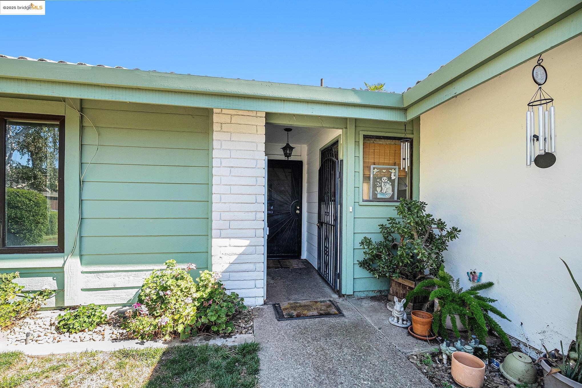 Detail Gallery Image 3 of 17 For 2329 Lido Cir, Stockton,  CA 95207 - 3 Beds | 2 Baths