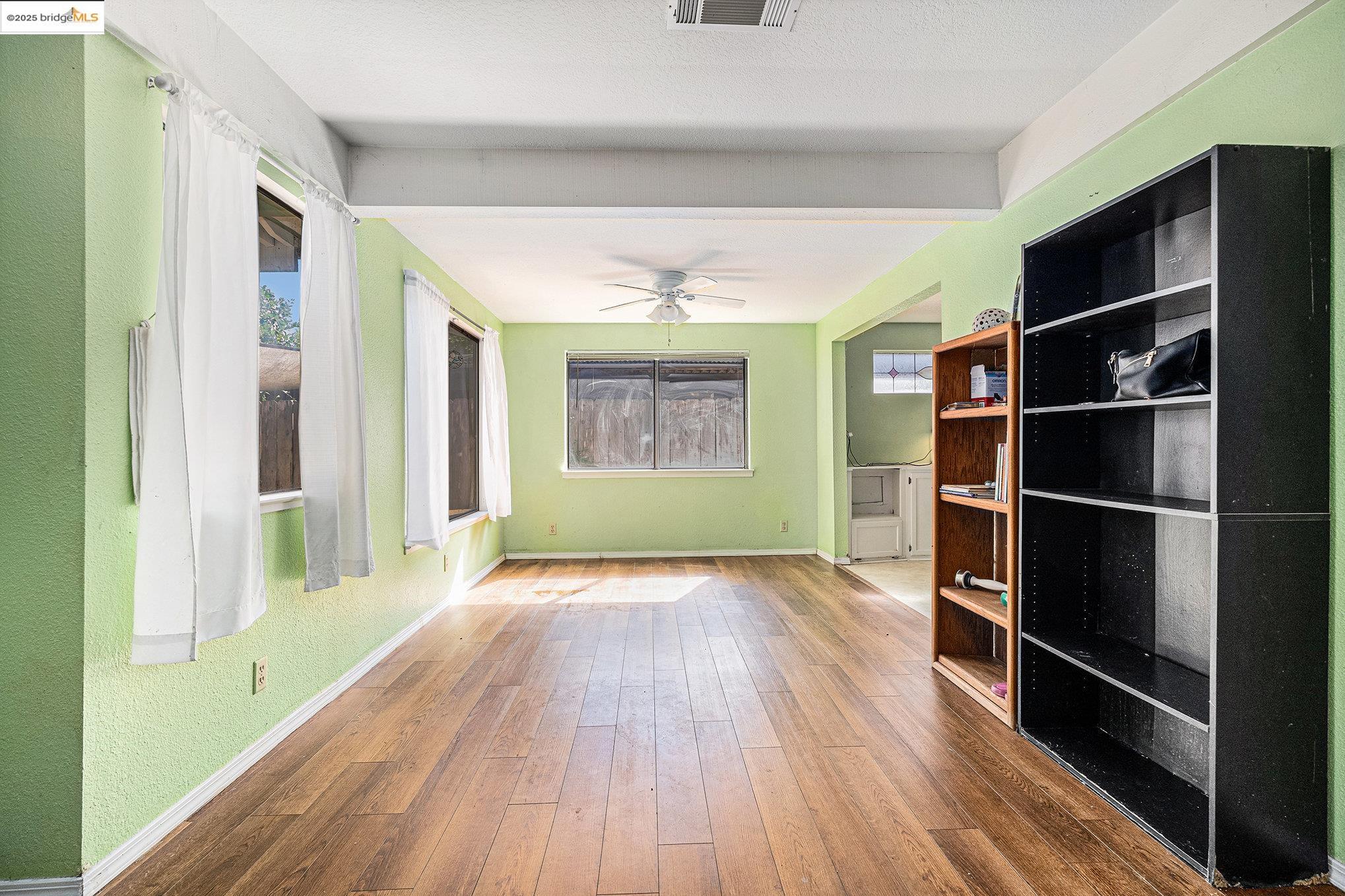 Detail Gallery Image 5 of 17 For 2329 Lido Cir, Stockton,  CA 95207 - 3 Beds | 2 Baths