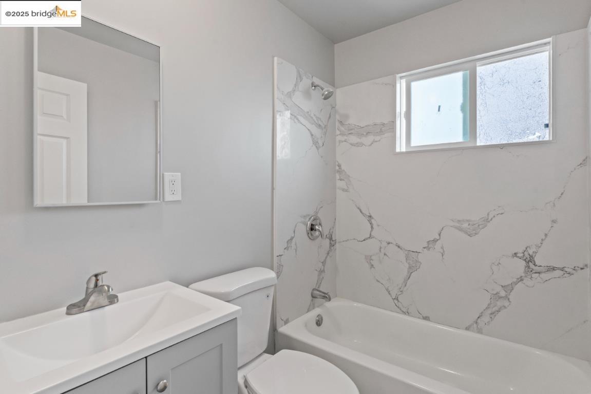 Detail Gallery Image 6 of 15 For 2023 80th Ave, Oakland,  CA 94621 - – Beds | – Baths