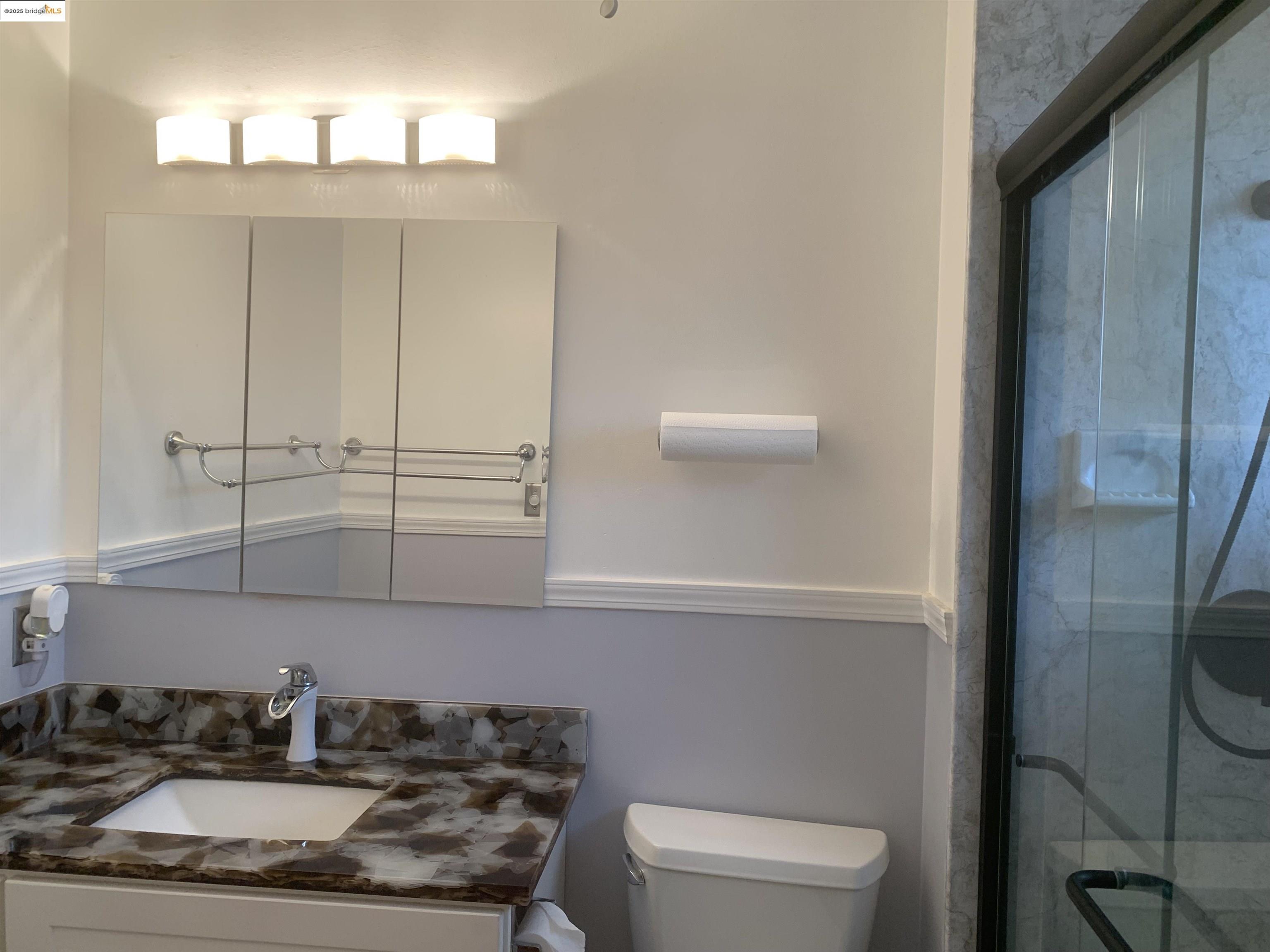 Detail Gallery Image 12 of 19 For 25 Woodcliff Ct, Oakland,  CA 94605 - 3 Beds | 3 Baths
