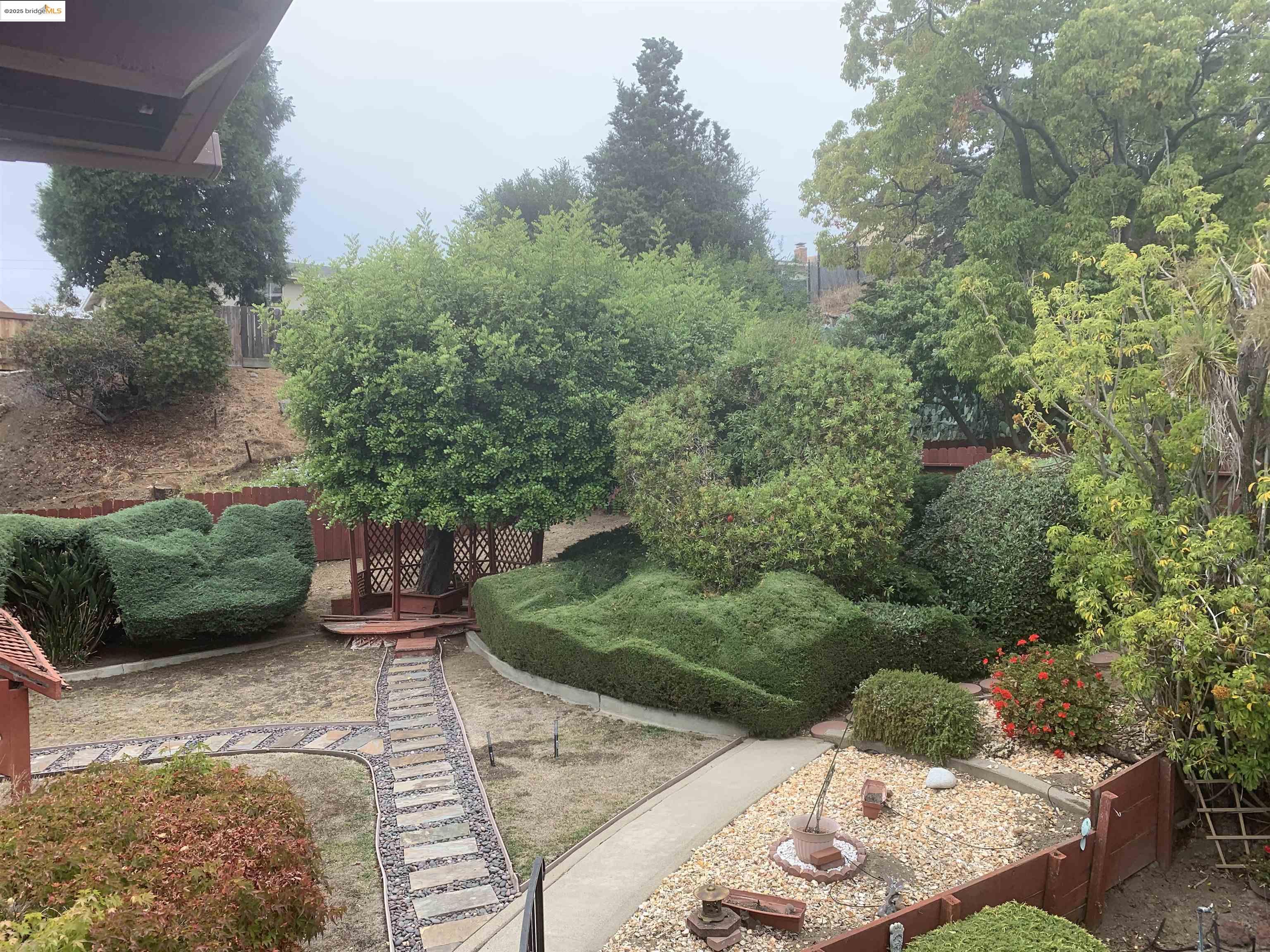 Detail Gallery Image 18 of 19 For 25 Woodcliff Ct, Oakland,  CA 94605 - 3 Beds | 3 Baths