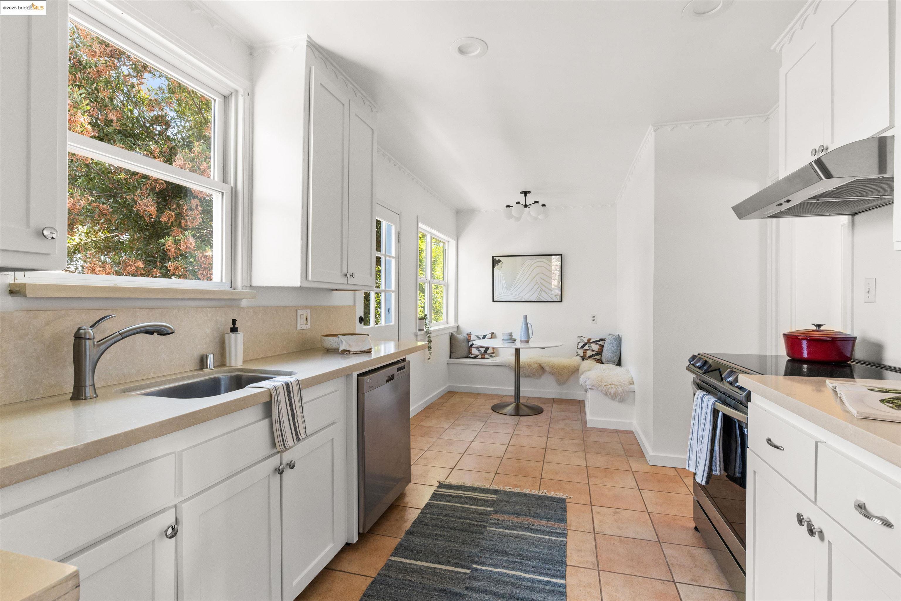 Detail Gallery Image 16 of 58 For 2451 Carmel St, Oakland,  CA 94602 - 2 Beds | 1 Baths