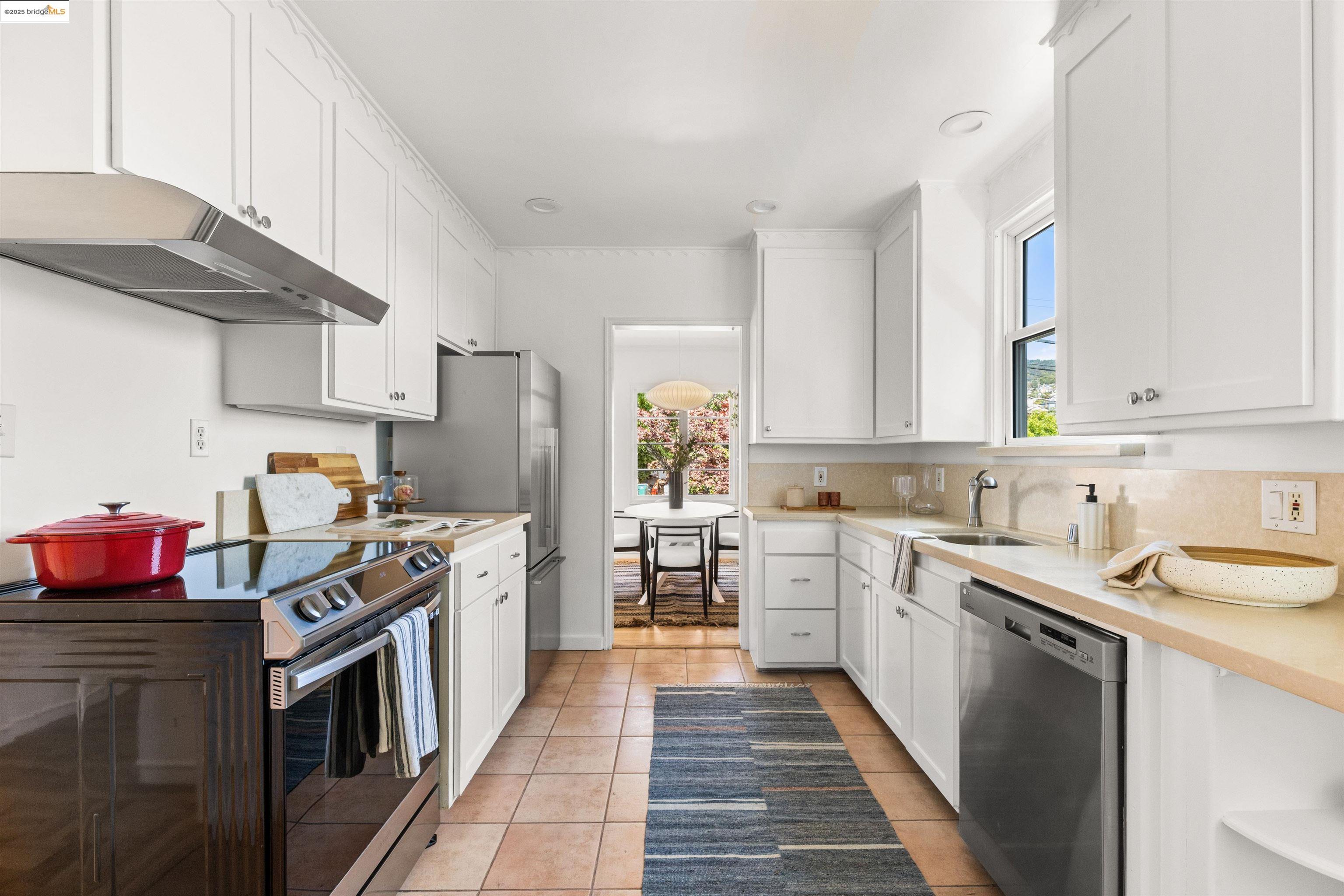 Detail Gallery Image 17 of 58 For 2451 Carmel St, Oakland,  CA 94602 - 2 Beds | 1 Baths