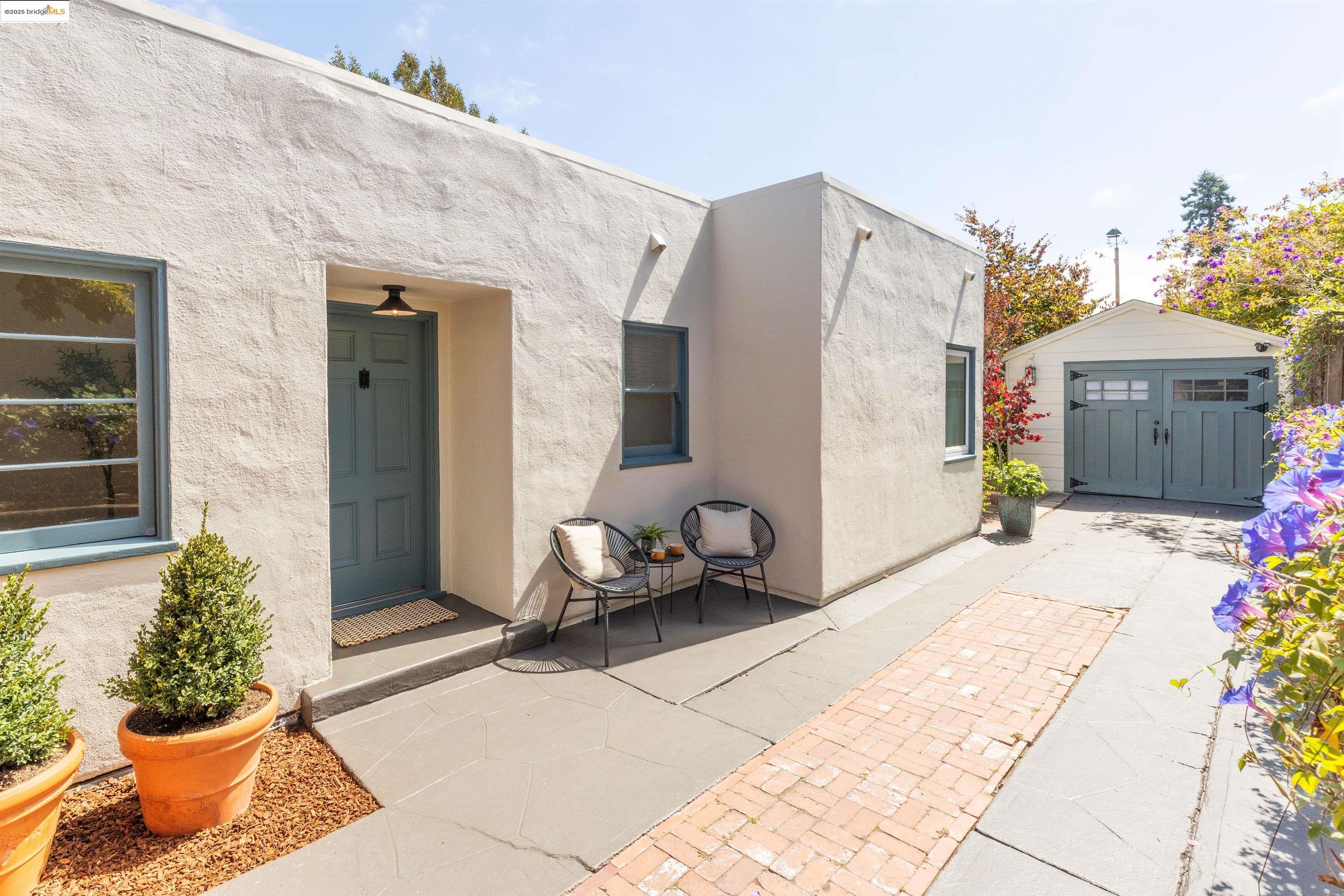 Detail Gallery Image 3 of 58 For 2451 Carmel St, Oakland,  CA 94602 - 2 Beds | 1 Baths