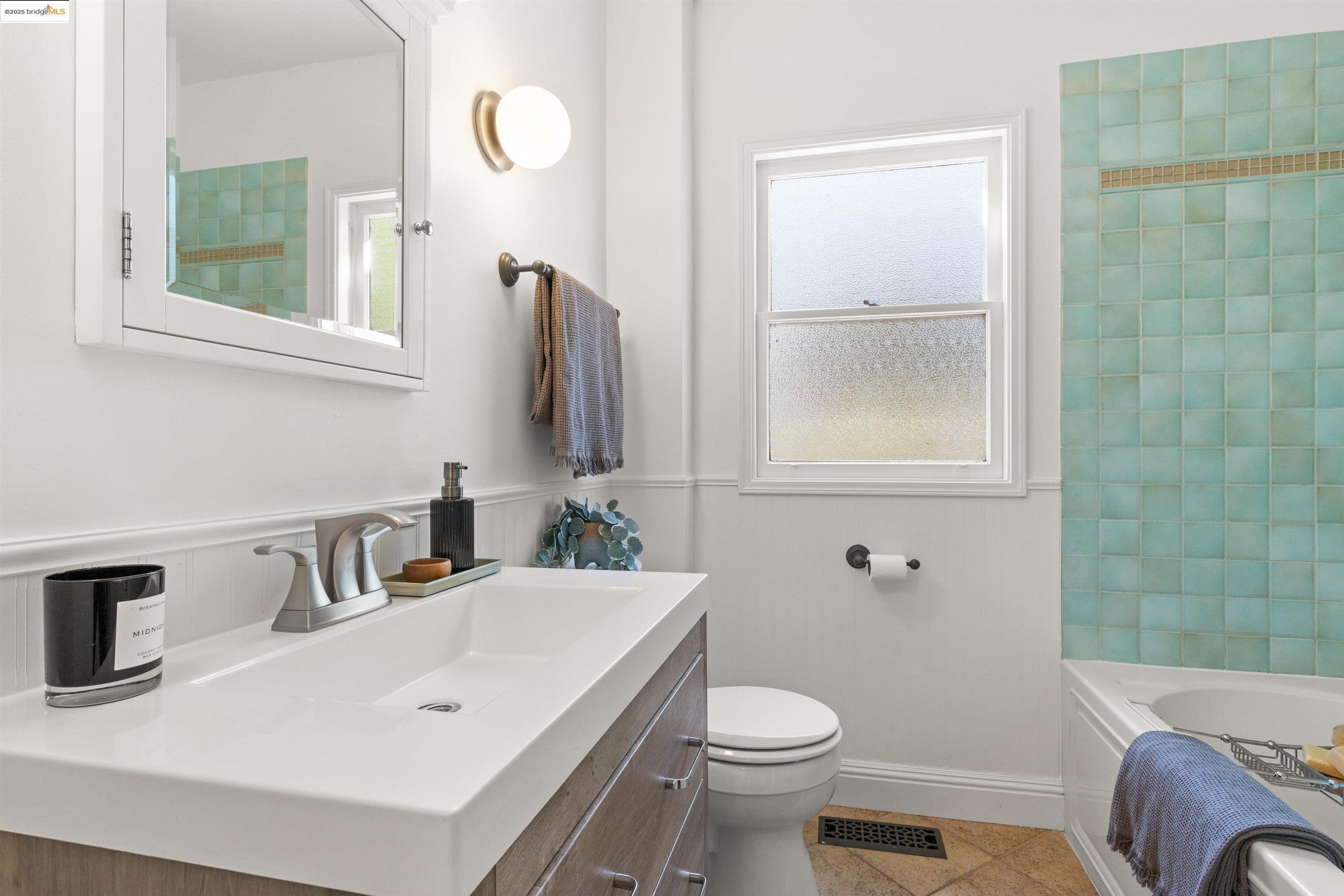 Detail Gallery Image 26 of 58 For 2451 Carmel St, Oakland,  CA 94602 - 2 Beds | 1 Baths