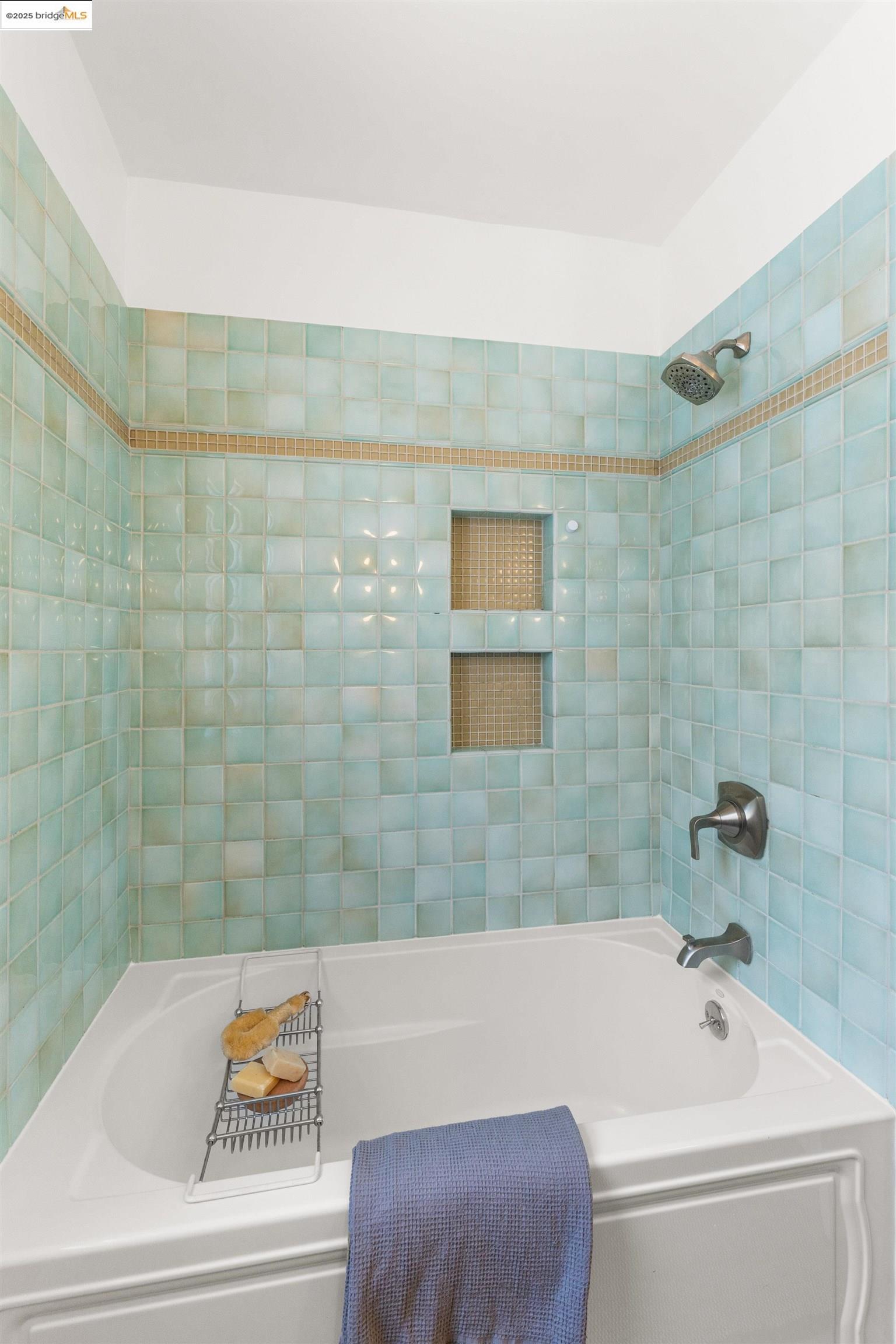 Detail Gallery Image 27 of 58 For 2451 Carmel St, Oakland,  CA 94602 - 2 Beds | 1 Baths