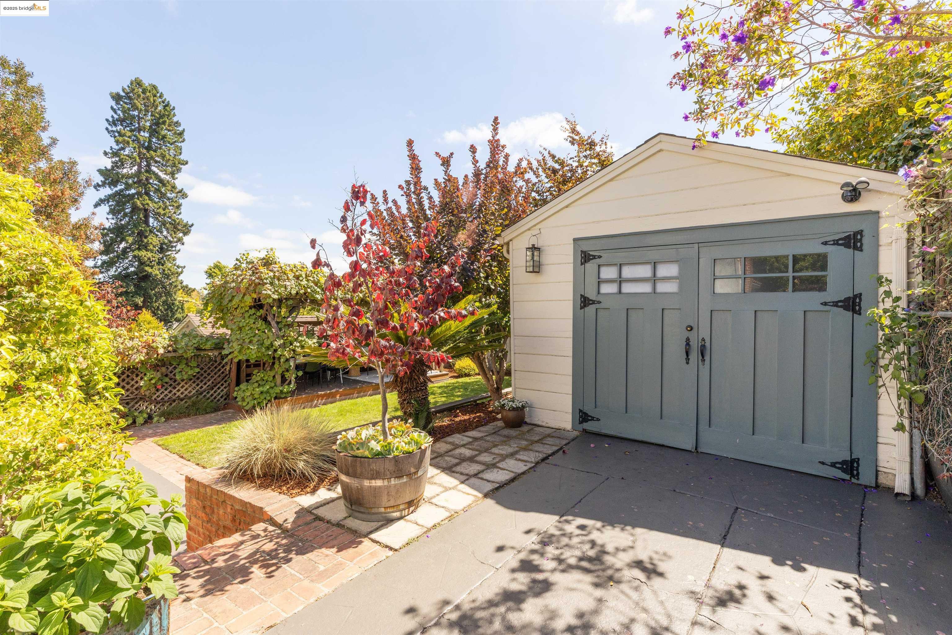 Detail Gallery Image 31 of 58 For 2451 Carmel St, Oakland,  CA 94602 - 2 Beds | 1 Baths