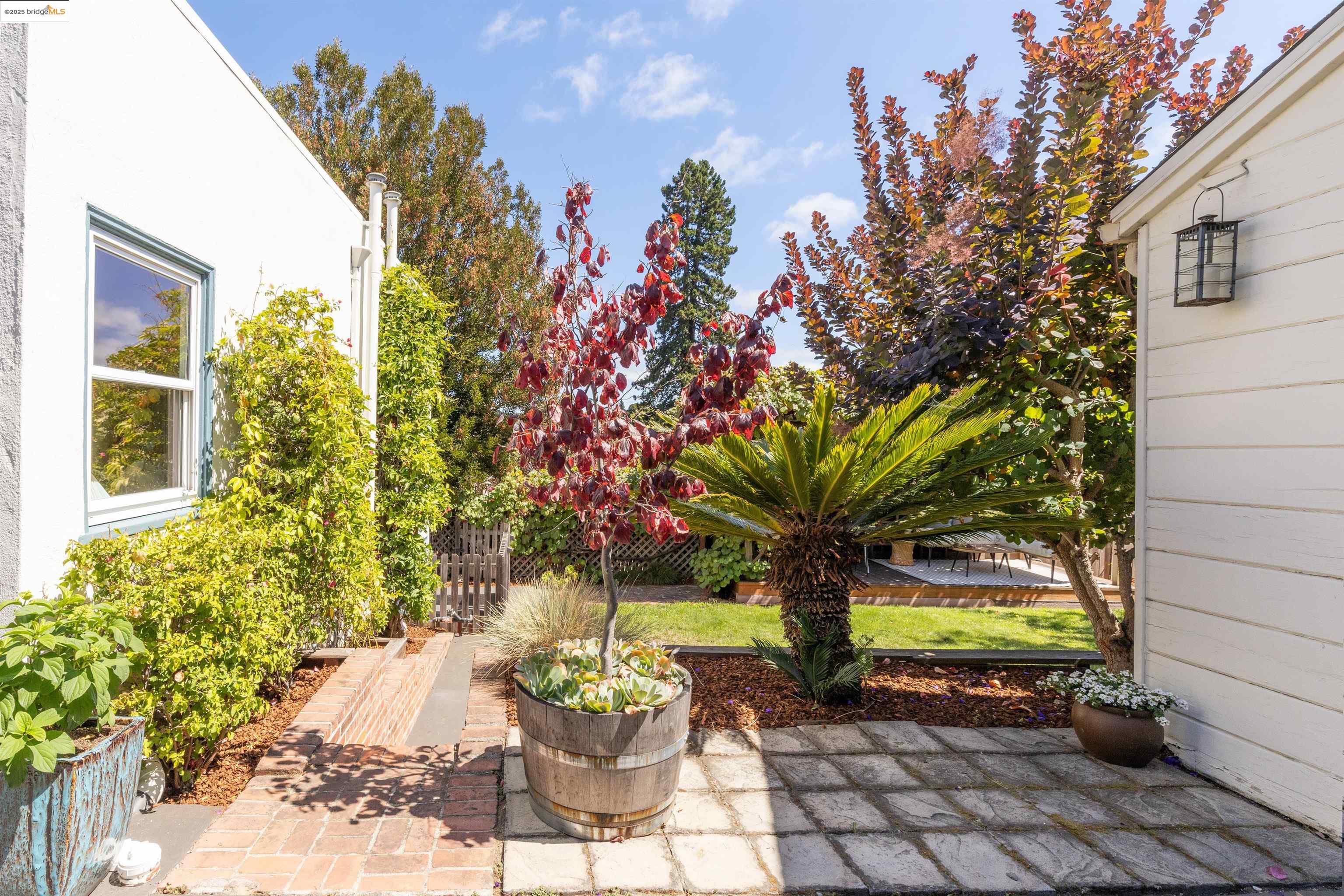 Detail Gallery Image 32 of 58 For 2451 Carmel St, Oakland,  CA 94602 - 2 Beds | 1 Baths