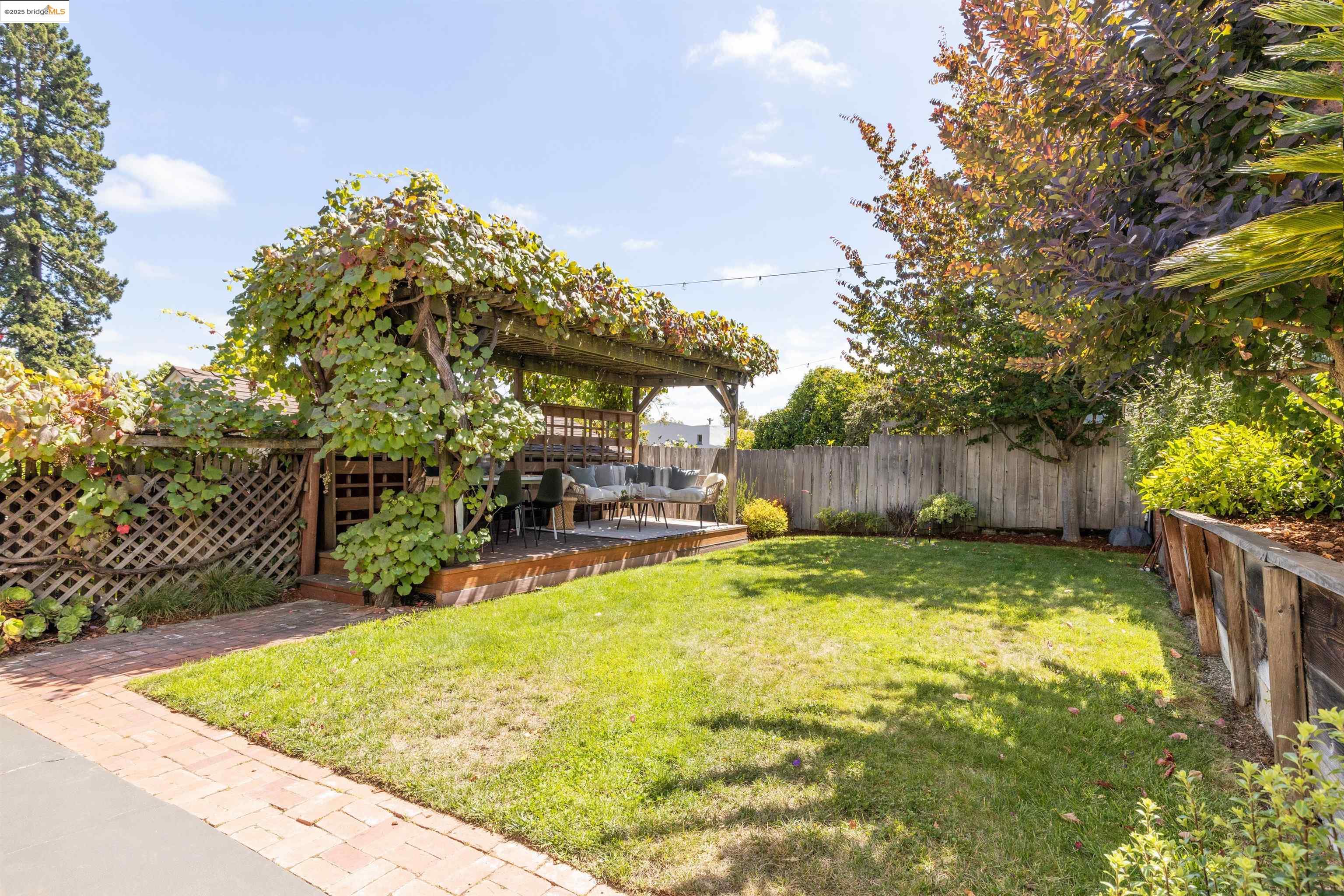 Detail Gallery Image 33 of 58 For 2451 Carmel St, Oakland,  CA 94602 - 2 Beds | 1 Baths