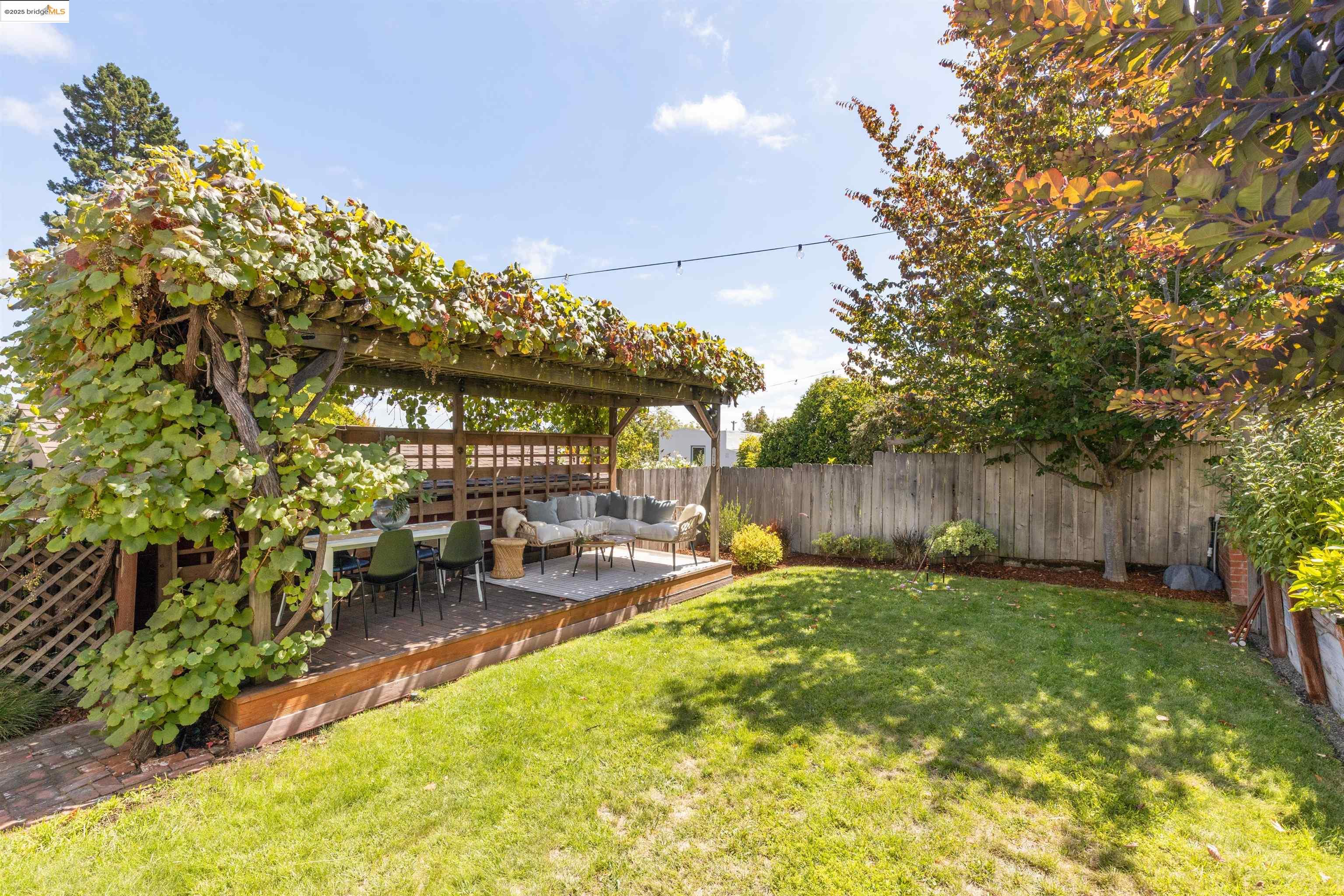 Detail Gallery Image 35 of 58 For 2451 Carmel St, Oakland,  CA 94602 - 2 Beds | 1 Baths