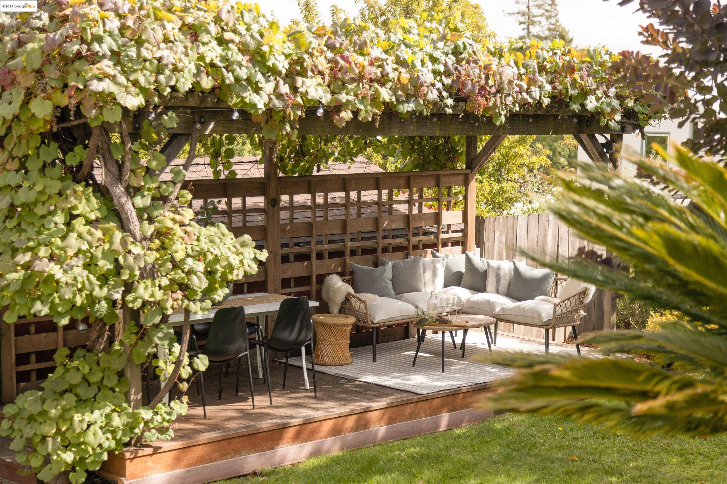 Detail Gallery Image 36 of 58 For 2451 Carmel St, Oakland,  CA 94602 - 2 Beds | 1 Baths