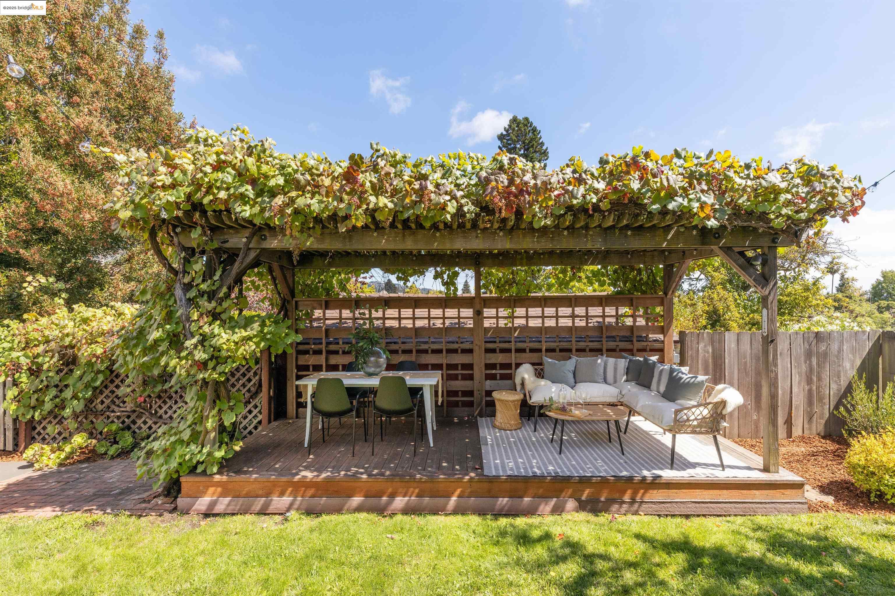 Detail Gallery Image 37 of 58 For 2451 Carmel St, Oakland,  CA 94602 - 2 Beds | 1 Baths