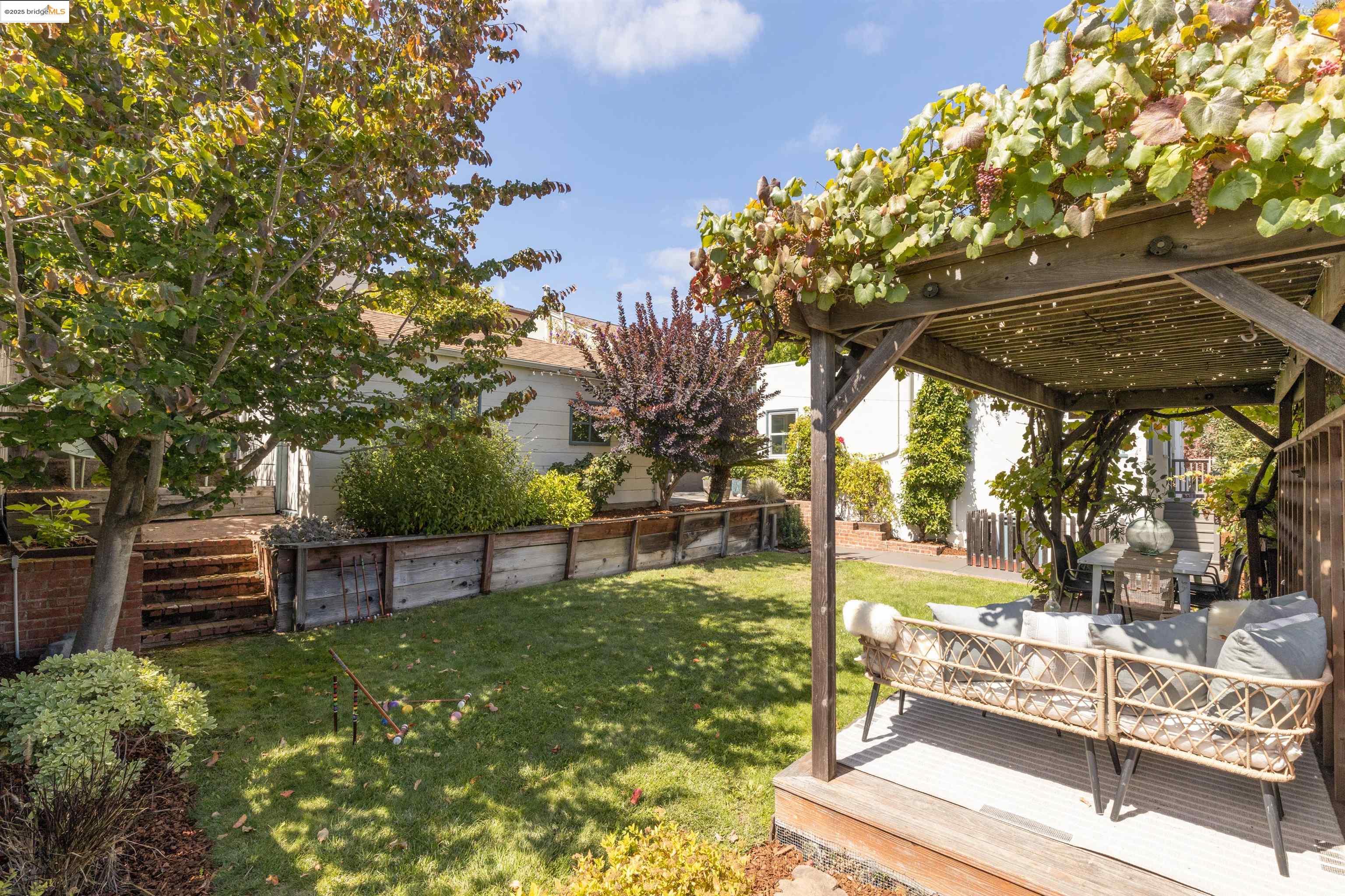 Detail Gallery Image 39 of 58 For 2451 Carmel St, Oakland,  CA 94602 - 2 Beds | 1 Baths