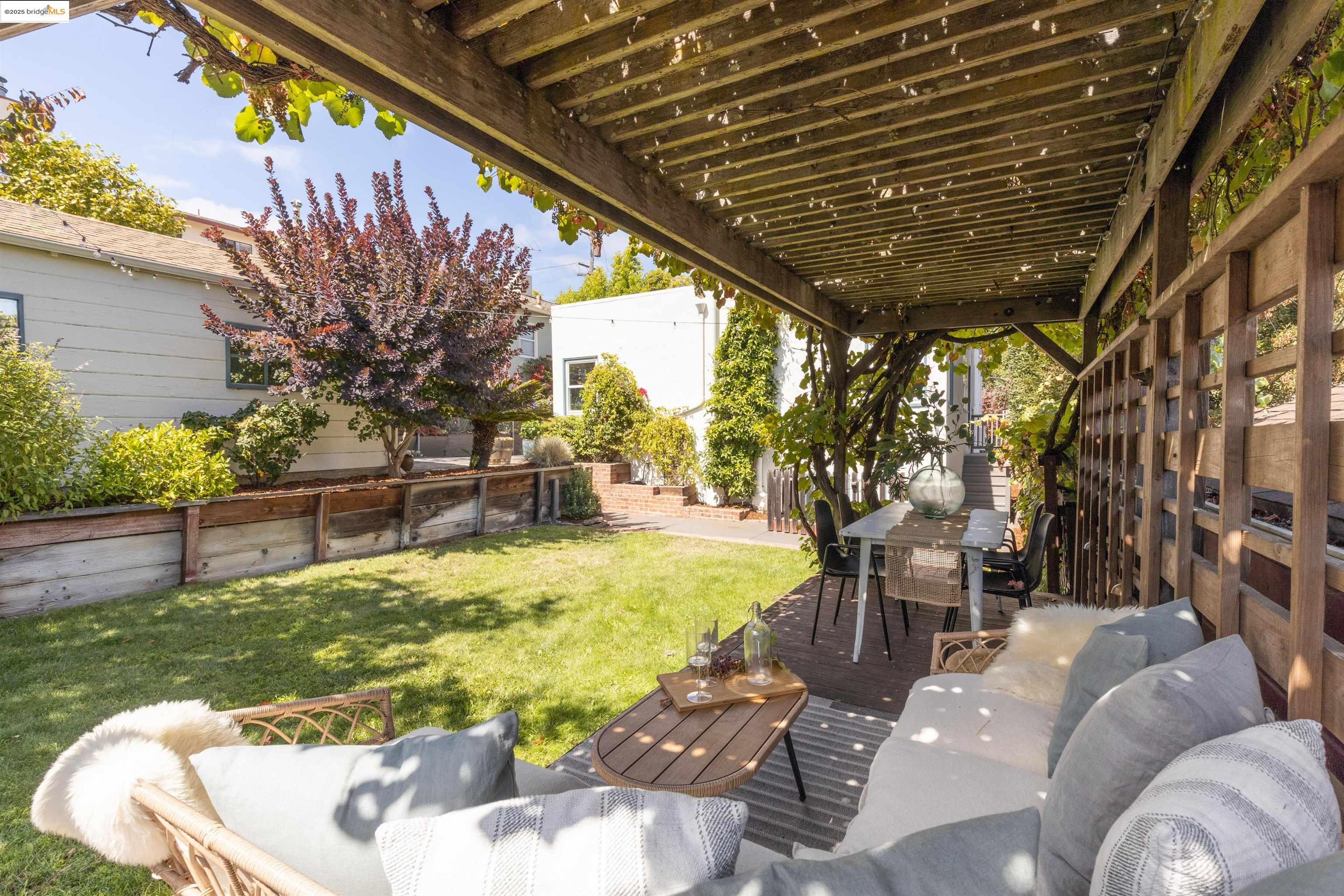 Detail Gallery Image 40 of 58 For 2451 Carmel St, Oakland,  CA 94602 - 2 Beds | 1 Baths