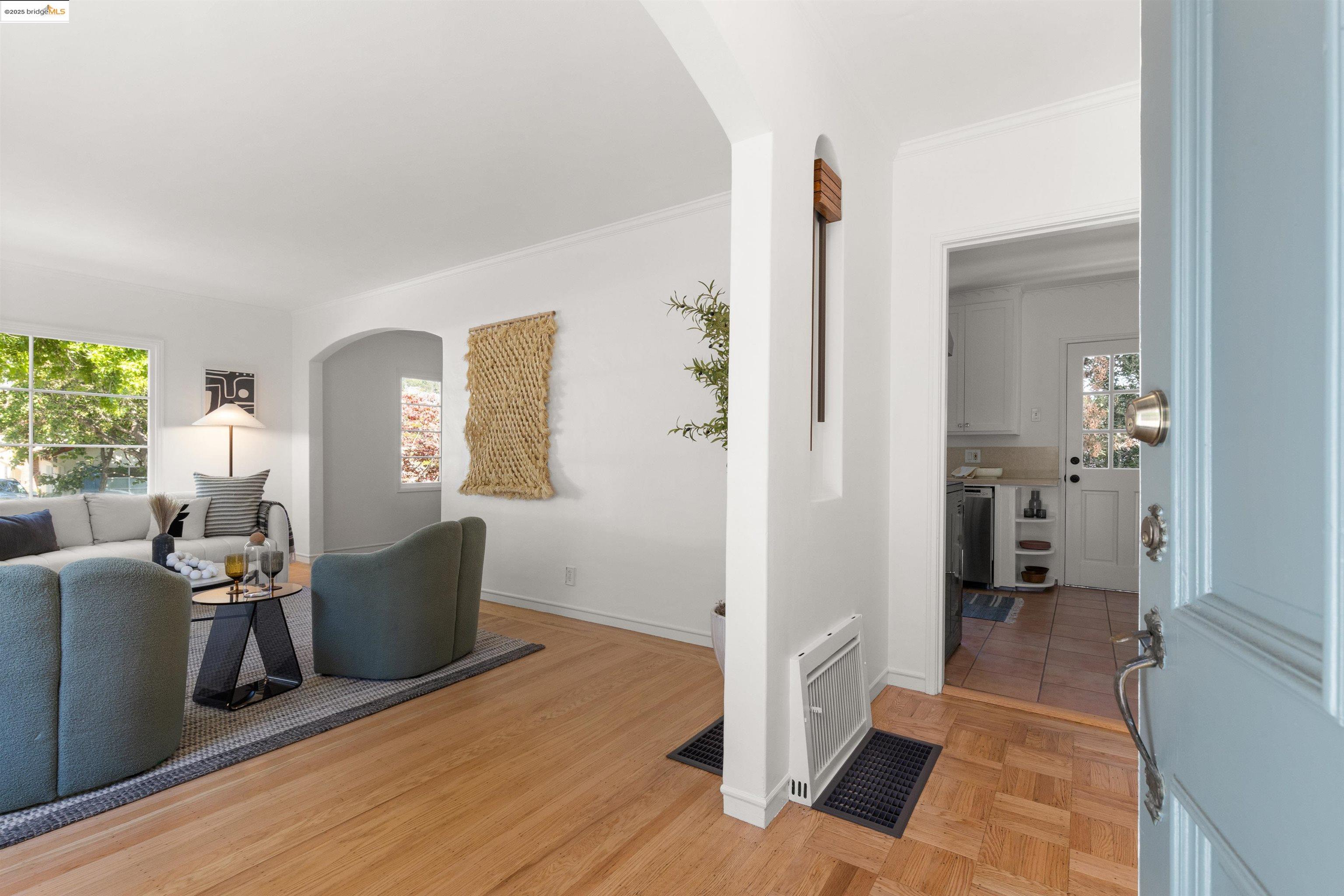 Detail Gallery Image 5 of 58 For 2451 Carmel St, Oakland,  CA 94602 - 2 Beds | 1 Baths