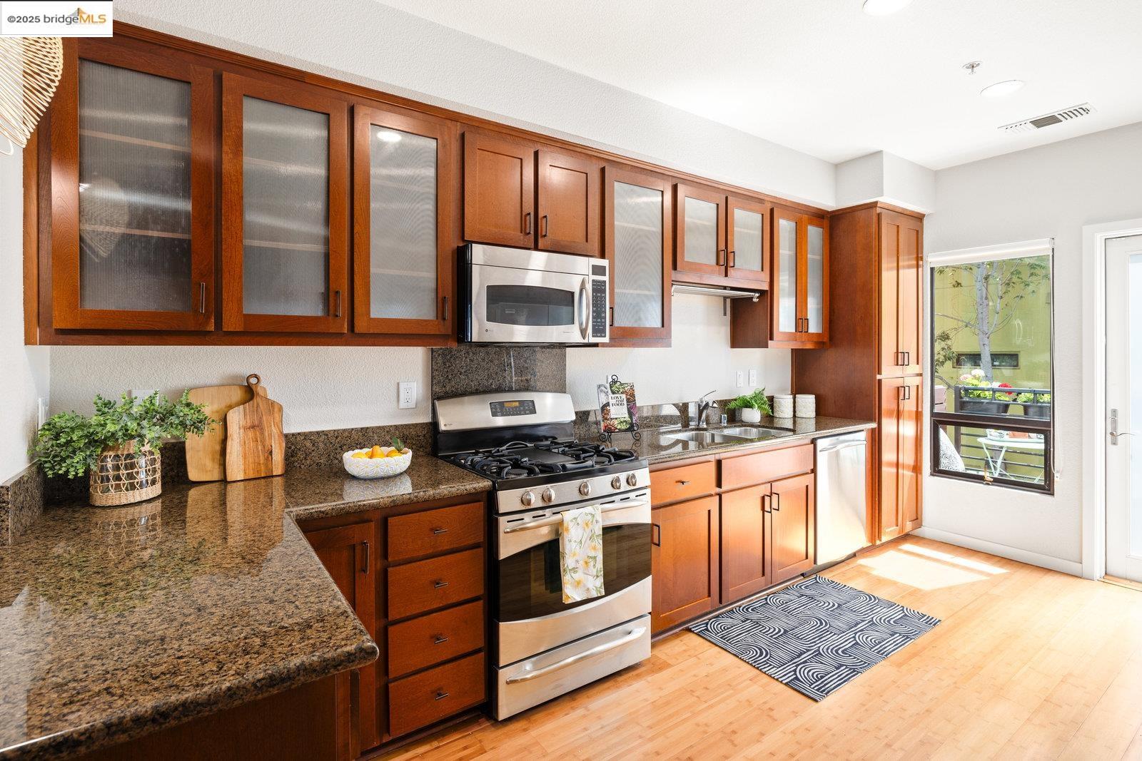 Detail Gallery Image 2 of 34 For 1759 14th St, Oakland,  CA 94607 - 2 Beds | 2/1 Baths