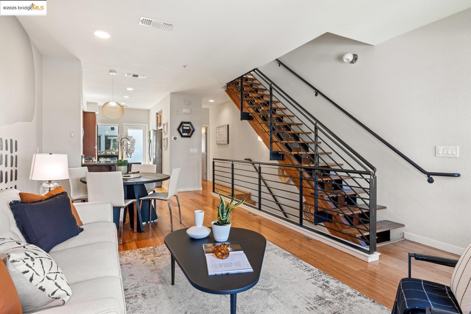 Detail Gallery Image 13 of 34 For 1759 14th St, Oakland,  CA 94607 - 2 Beds | 2/1 Baths