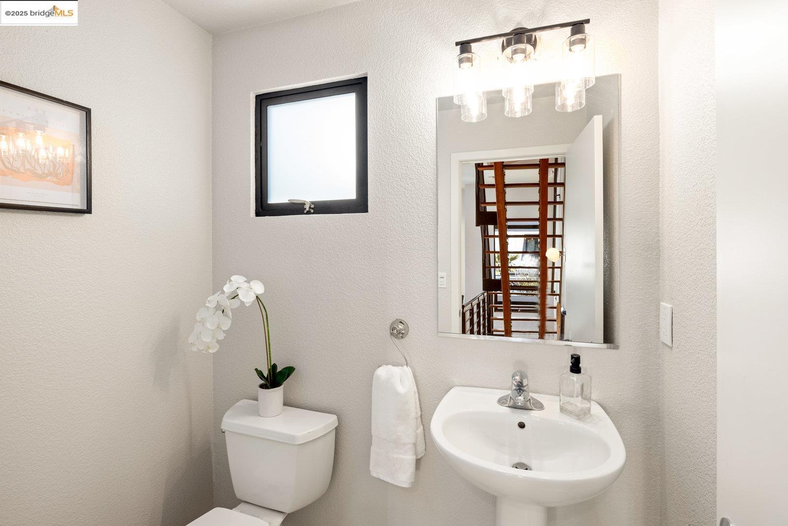 Detail Gallery Image 12 of 36 For 1759 14th St, Oakland,  CA 94607 - 2 Beds | 2/1 Baths