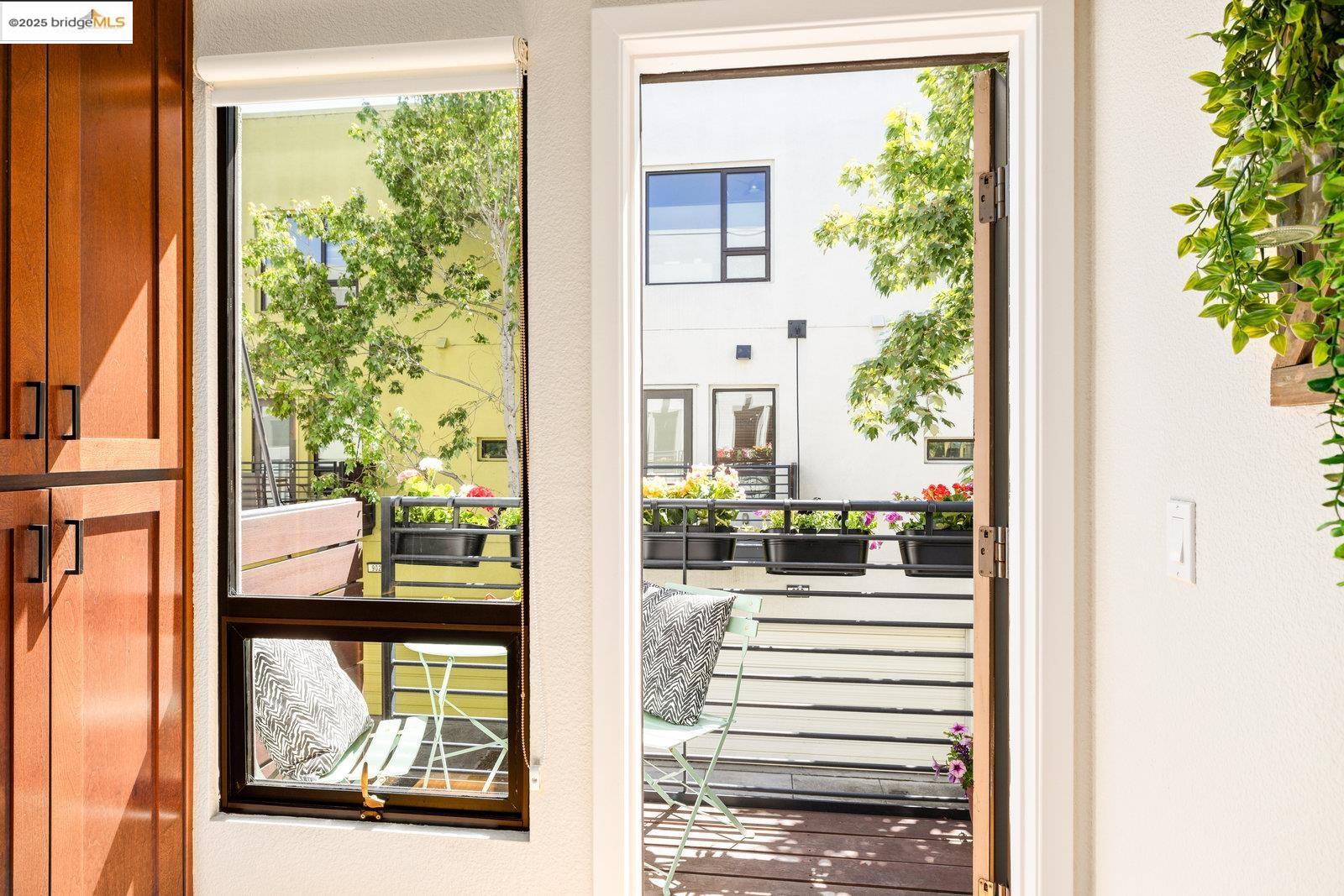 Detail Gallery Image 3 of 36 For 1759 14th St, Oakland,  CA 94607 - 2 Beds | 2/1 Baths