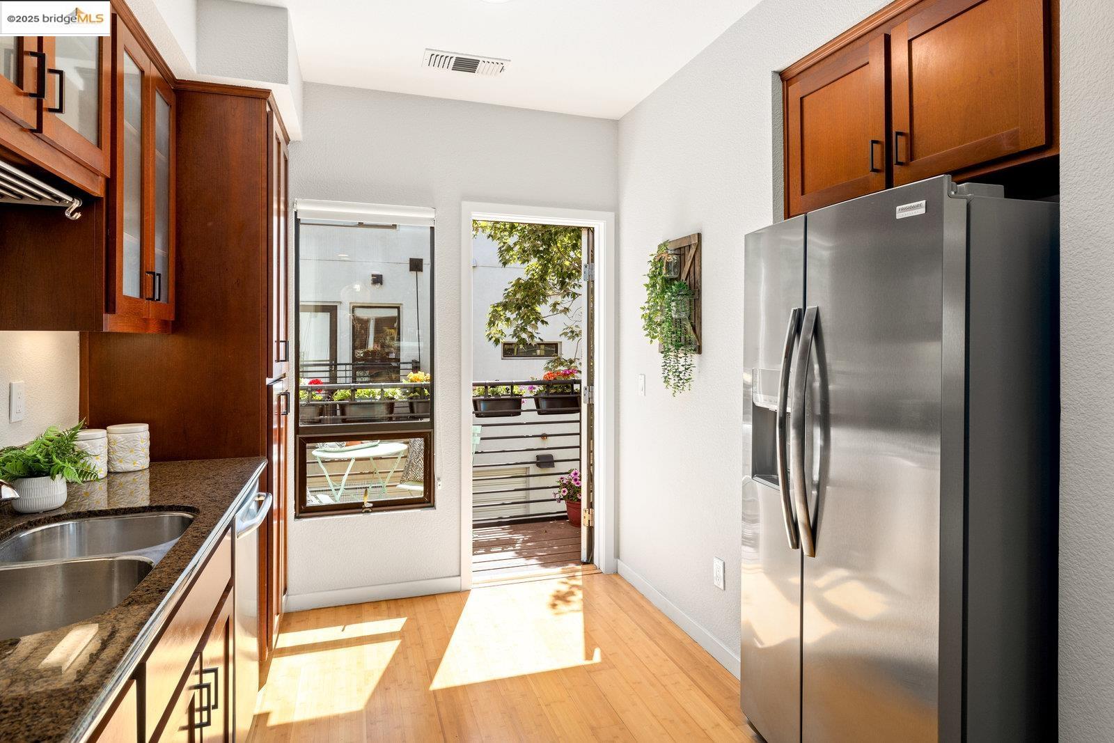 Detail Gallery Image 4 of 36 For 1759 14th St, Oakland,  CA 94607 - 2 Beds | 2/1 Baths