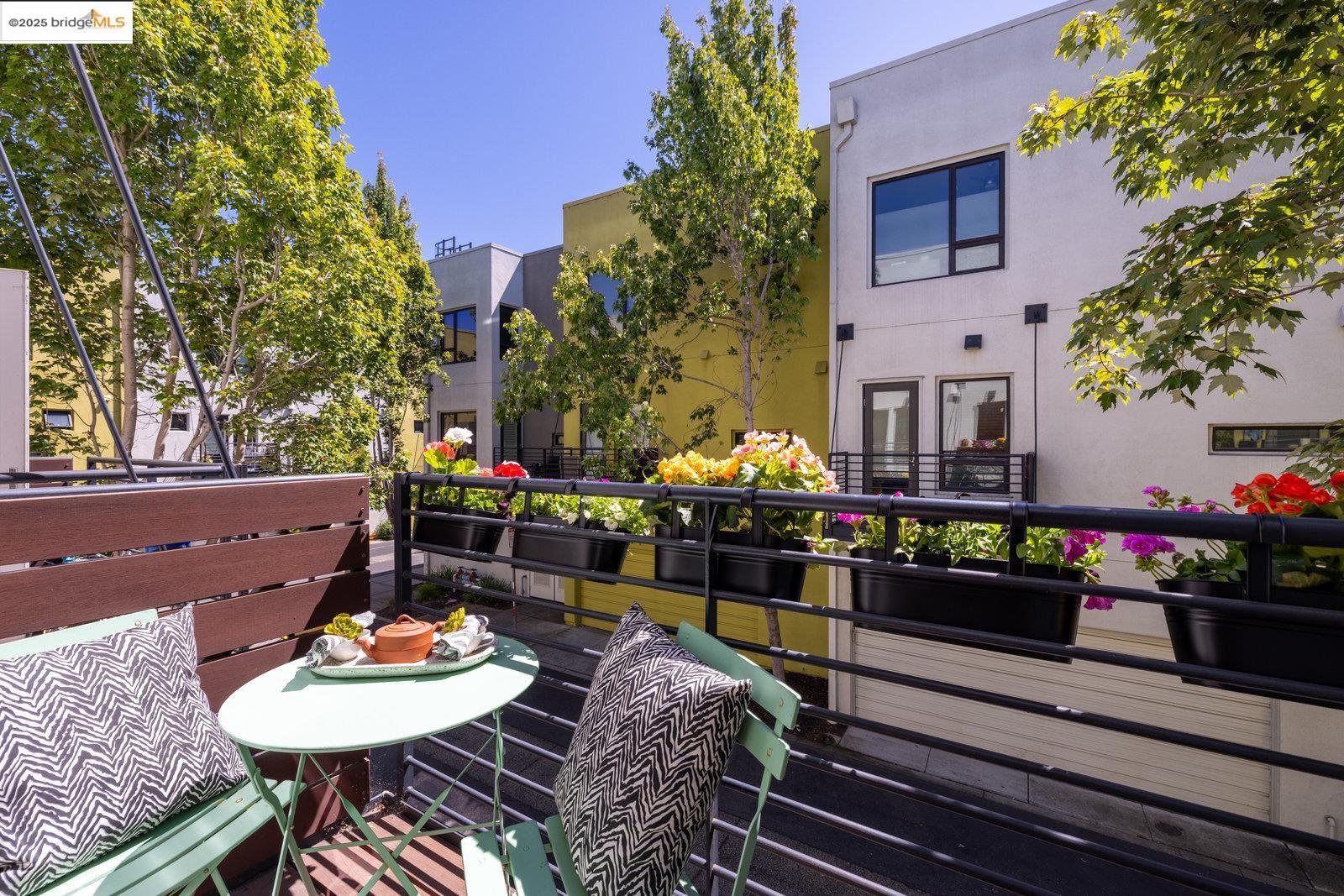 Detail Gallery Image 6 of 34 For 1759 14th St, Oakland,  CA 94607 - 2 Beds | 2/1 Baths