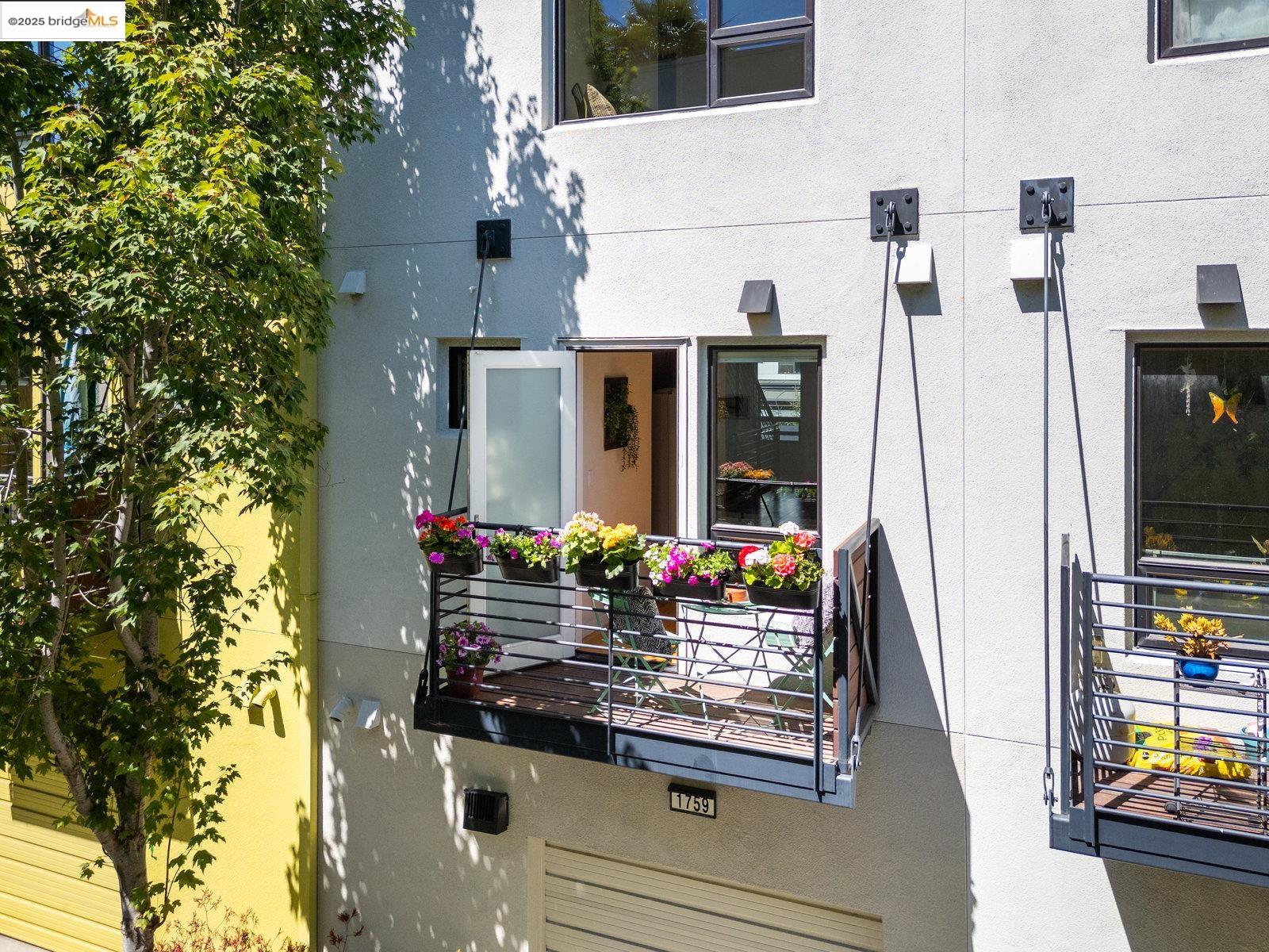 Detail Gallery Image 7 of 34 For 1759 14th St, Oakland,  CA 94607 - 2 Beds | 2/1 Baths