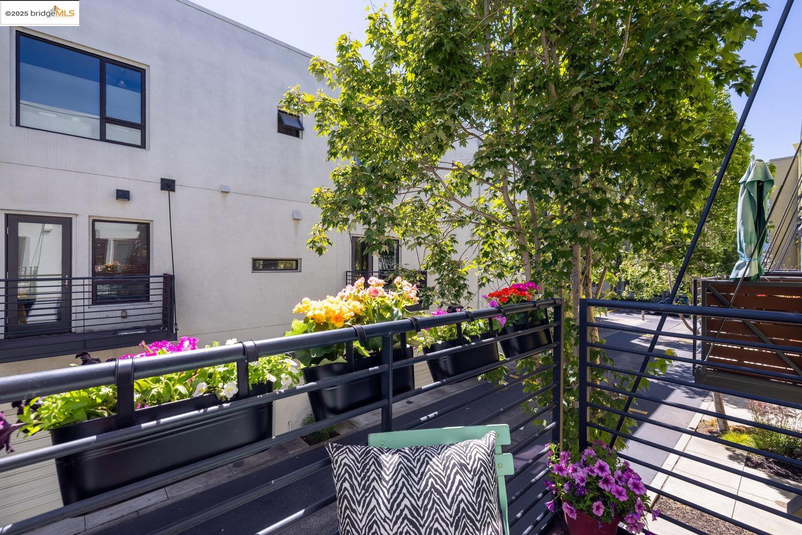 Detail Gallery Image 5 of 36 For 1759 14th St, Oakland,  CA 94607 - 2 Beds | 2/1 Baths