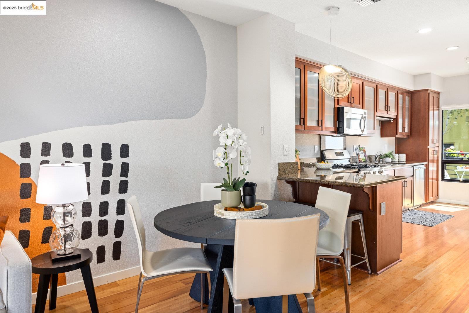 Detail Gallery Image 8 of 36 For 1759 14th St, Oakland,  CA 94607 - 2 Beds | 2/1 Baths