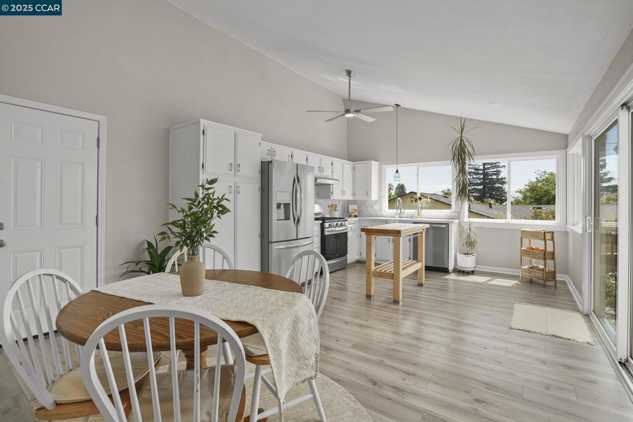 Detail Gallery Image 4 of 23 For 711 Sterling Dr, Martinez,  CA 94553 - 4 Beds | 2 Baths