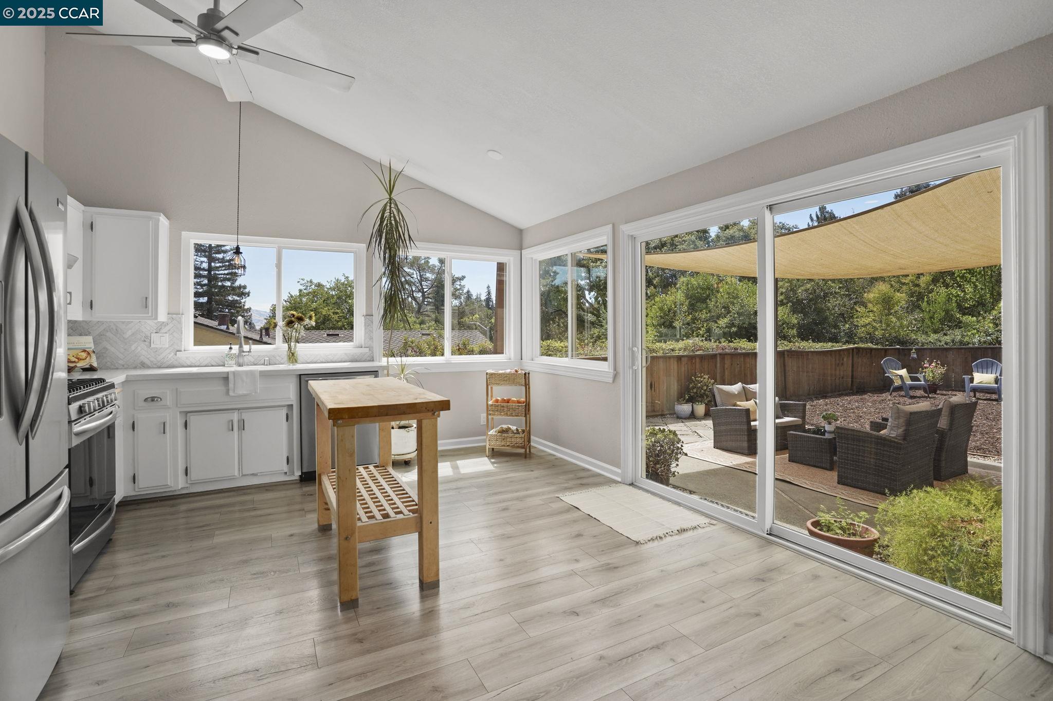 Detail Gallery Image 5 of 23 For 711 Sterling Dr, Martinez,  CA 94553 - 4 Beds | 2 Baths