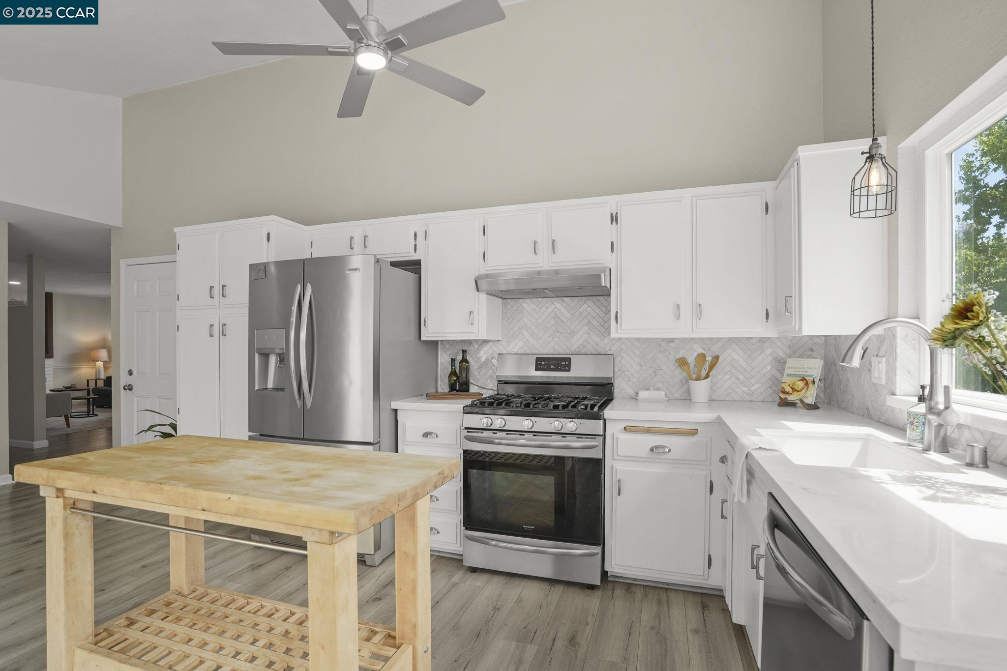 Detail Gallery Image 7 of 23 For 711 Sterling Dr, Martinez,  CA 94553 - 4 Beds | 2 Baths