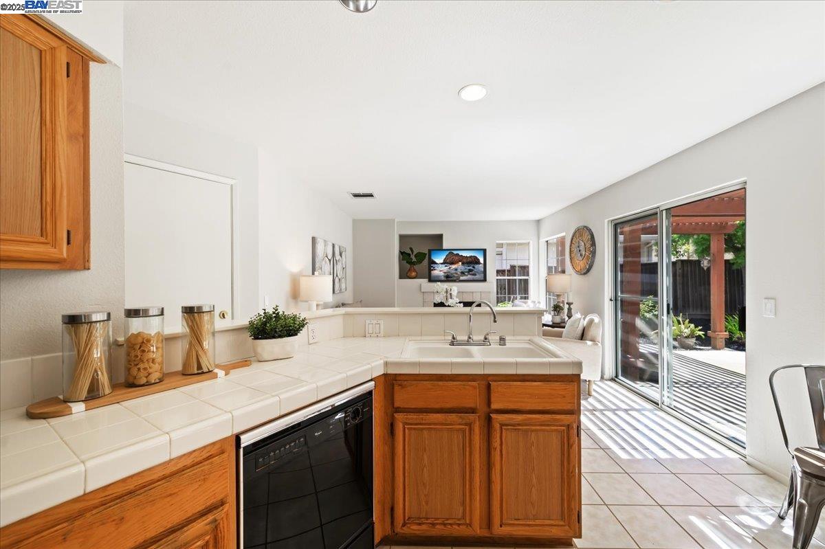 Detail Gallery Image 18 of 47 For 3618 Reflections Dr, Pleasanton,  CA 94566 - 3 Beds | 2/1 Baths