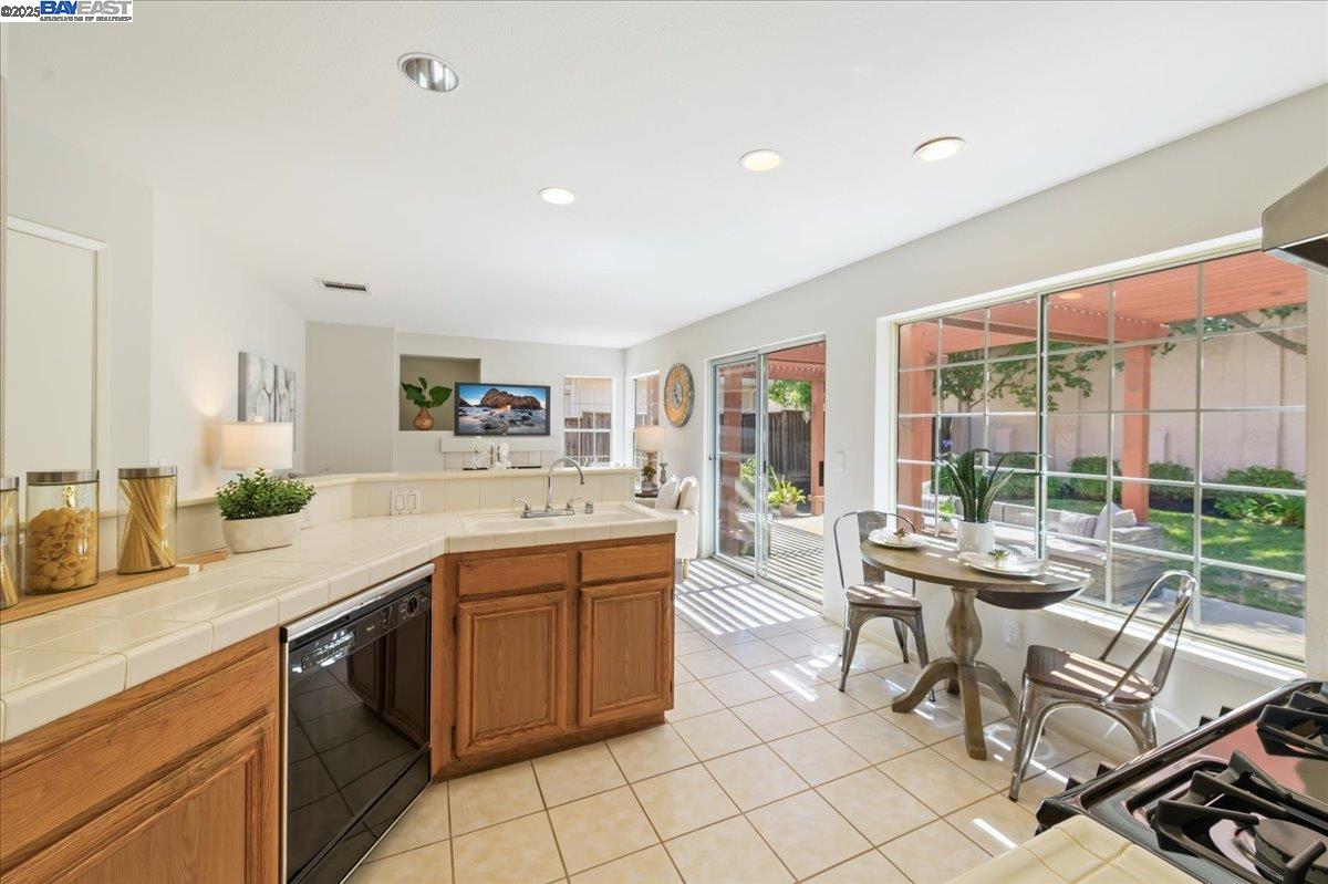Detail Gallery Image 20 of 47 For 3618 Reflections Dr, Pleasanton,  CA 94566 - 3 Beds | 2/1 Baths