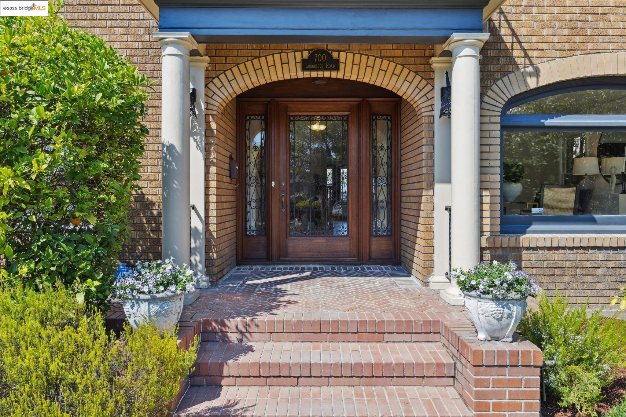 Detail Gallery Image 2 of 60 For 700 Longridge Rd, Oakland,  CA 94610 - 5 Beds | 3/1 Baths