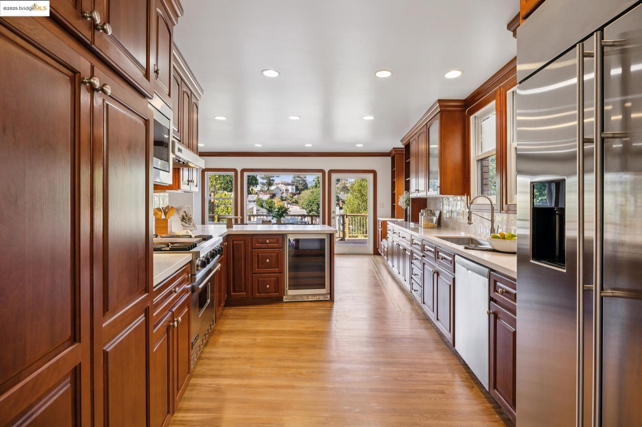 Detail Gallery Image 11 of 60 For 700 Longridge Rd, Oakland,  CA 94610 - 5 Beds | 3/1 Baths