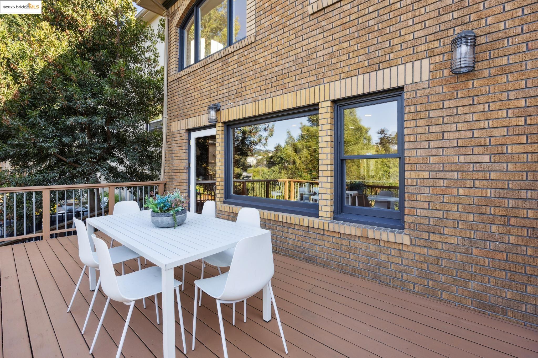 Detail Gallery Image 18 of 60 For 700 Longridge Rd, Oakland,  CA 94610 - 5 Beds | 3/1 Baths